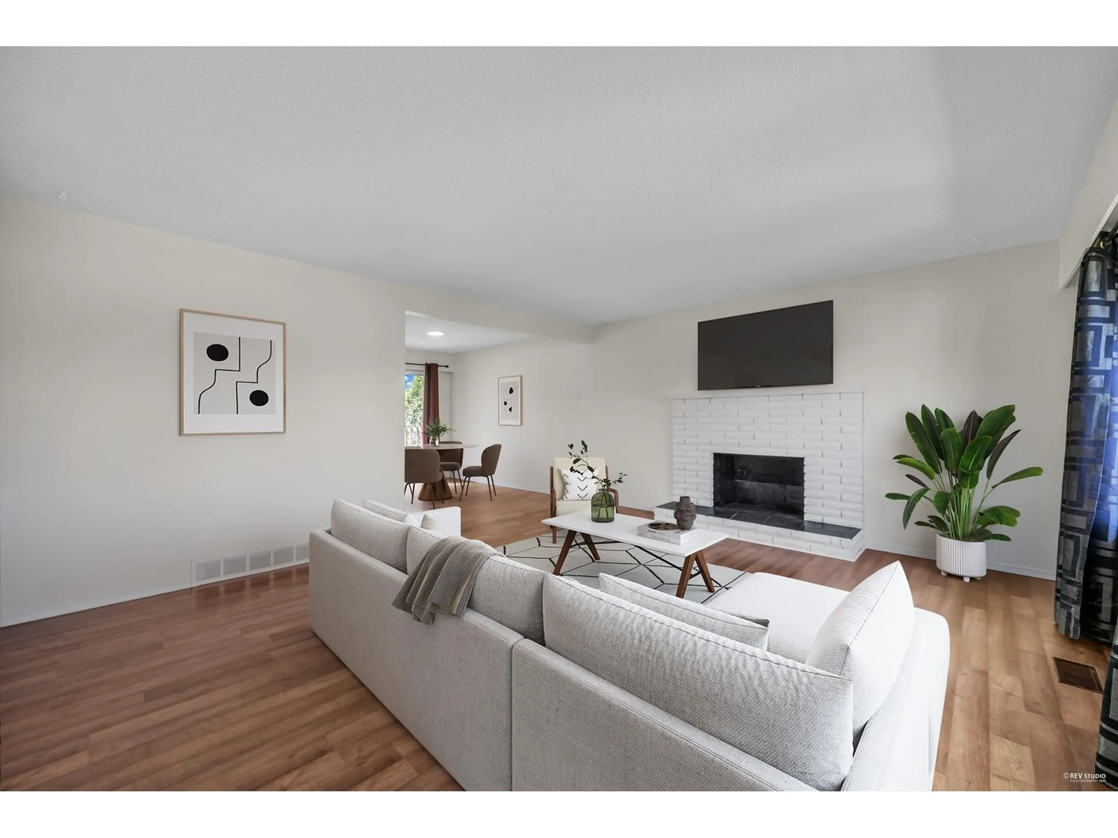Living room with furniture, wood/laminate floor for 32326 ALPINE, Abbotsford British Columbia V2T1H3