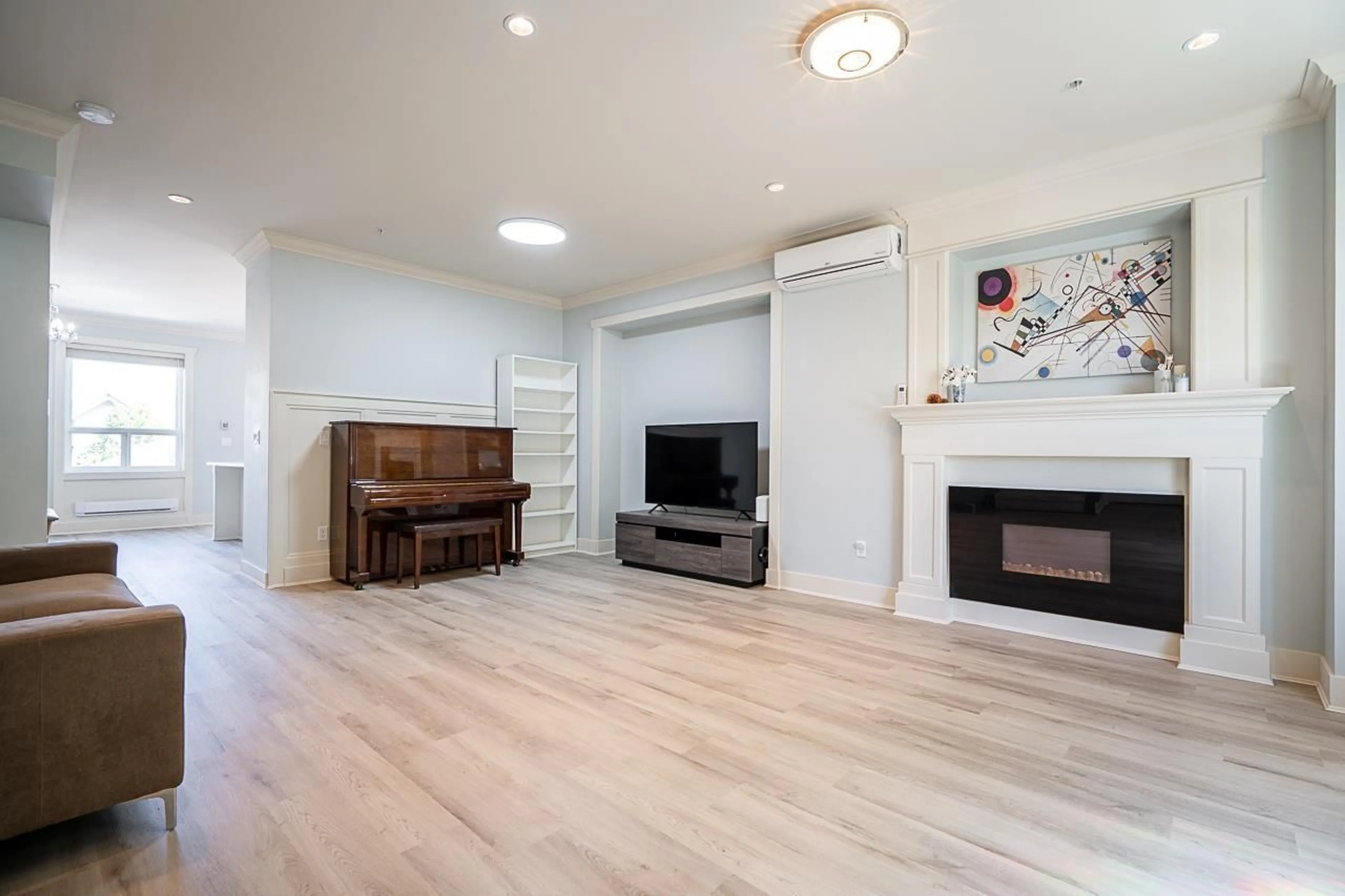 Living room with furniture, wood/laminate floor for 21037 80, Langley British Columbia V2Y0J4
