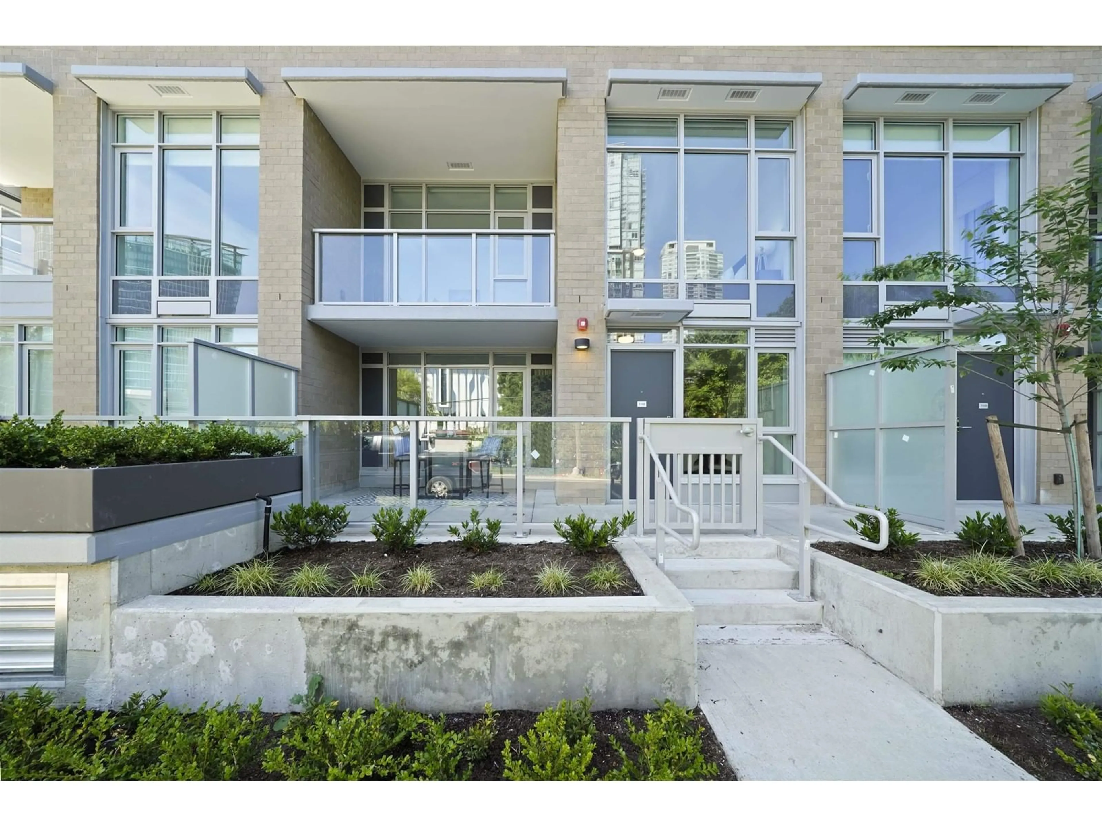 Indoor foyer for 8 - 13350 CENTRAL, Surrey British Columbia V3T0S1