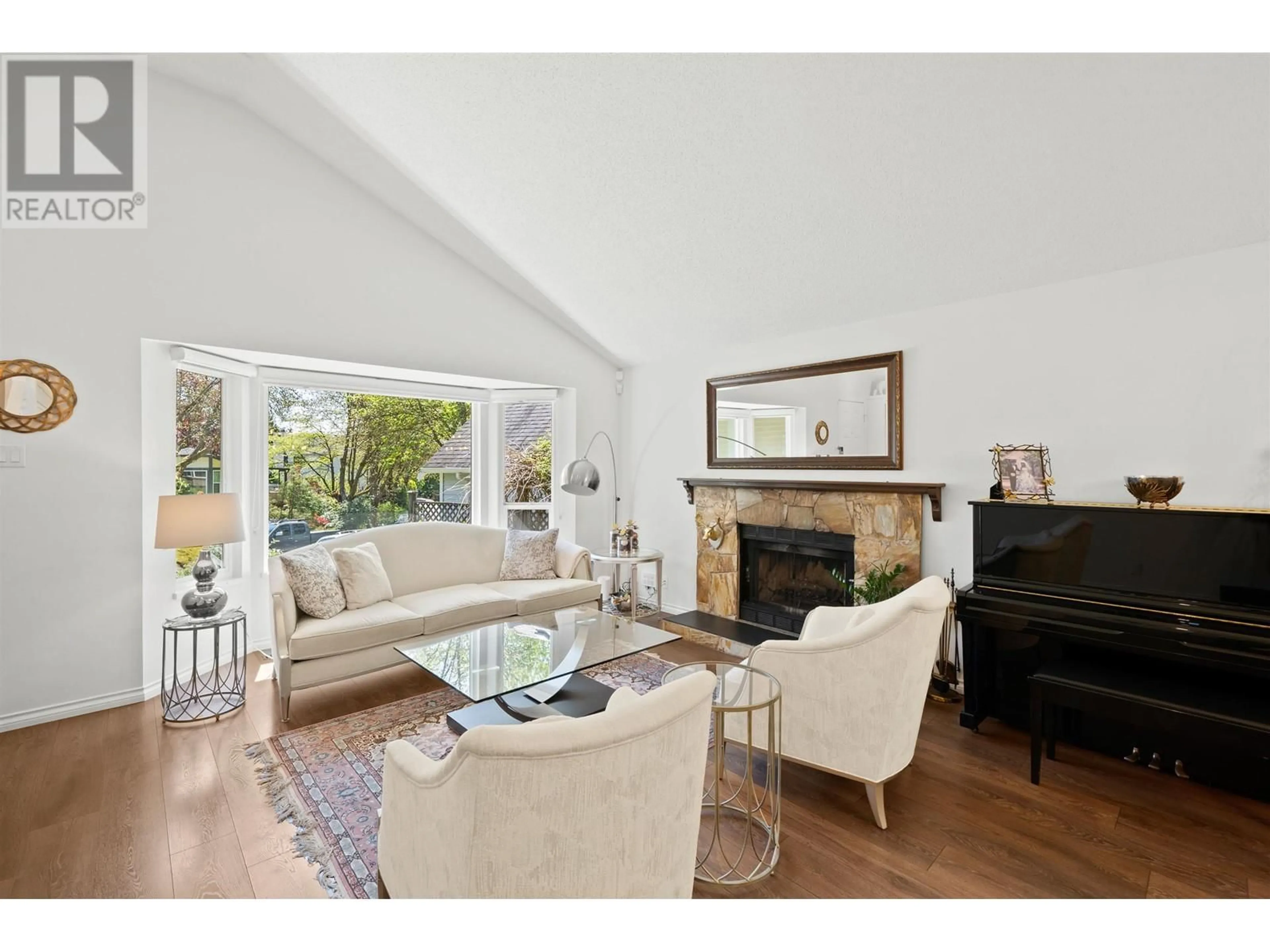 Living room with furniture, unknown for 3336 MANNING CRESCENT, North Vancouver British Columbia V7H2R6