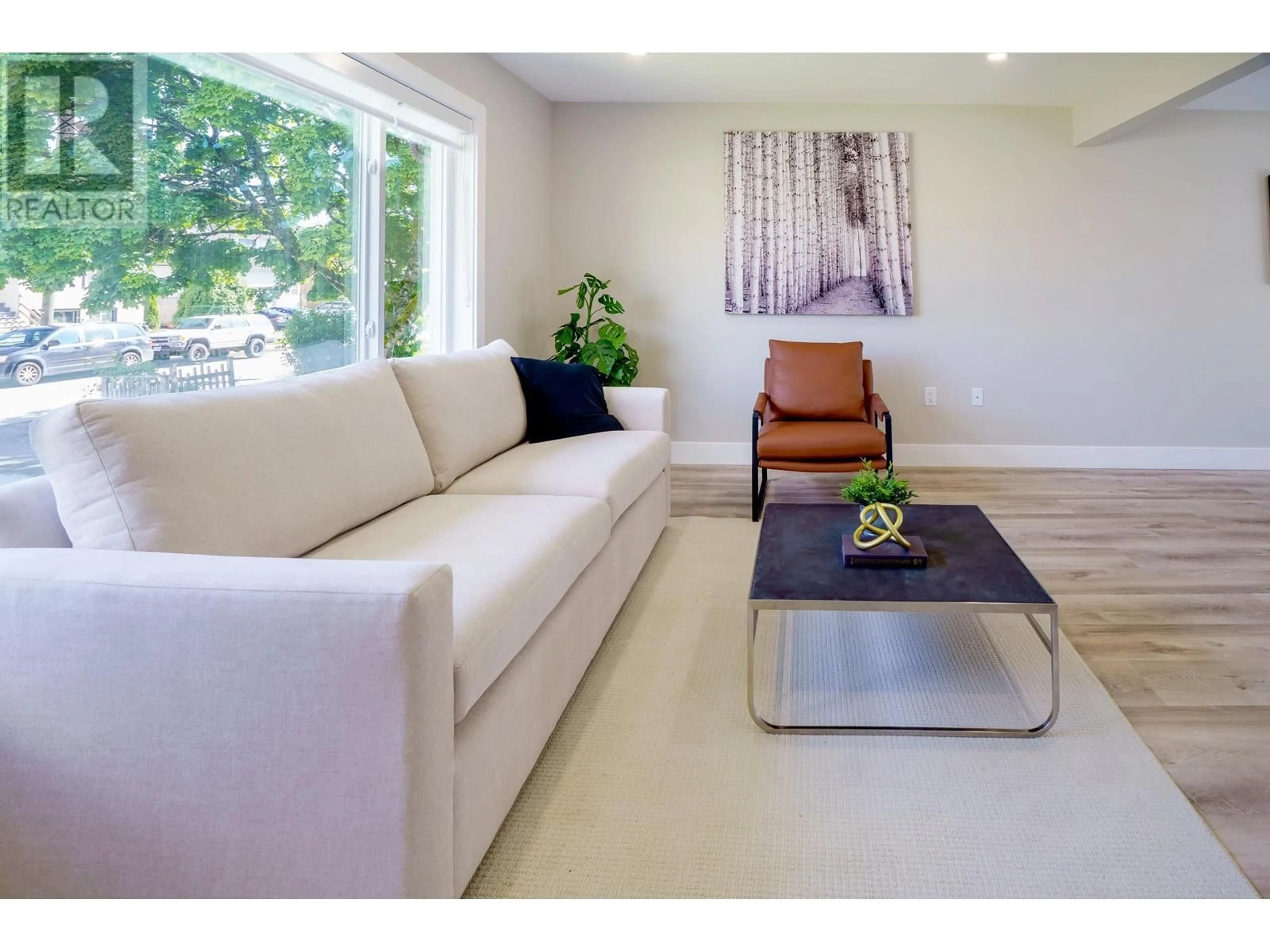 Living room with furniture, unknown for 7987 GRAHAM AVENUE, Burnaby British Columbia V3N1V8