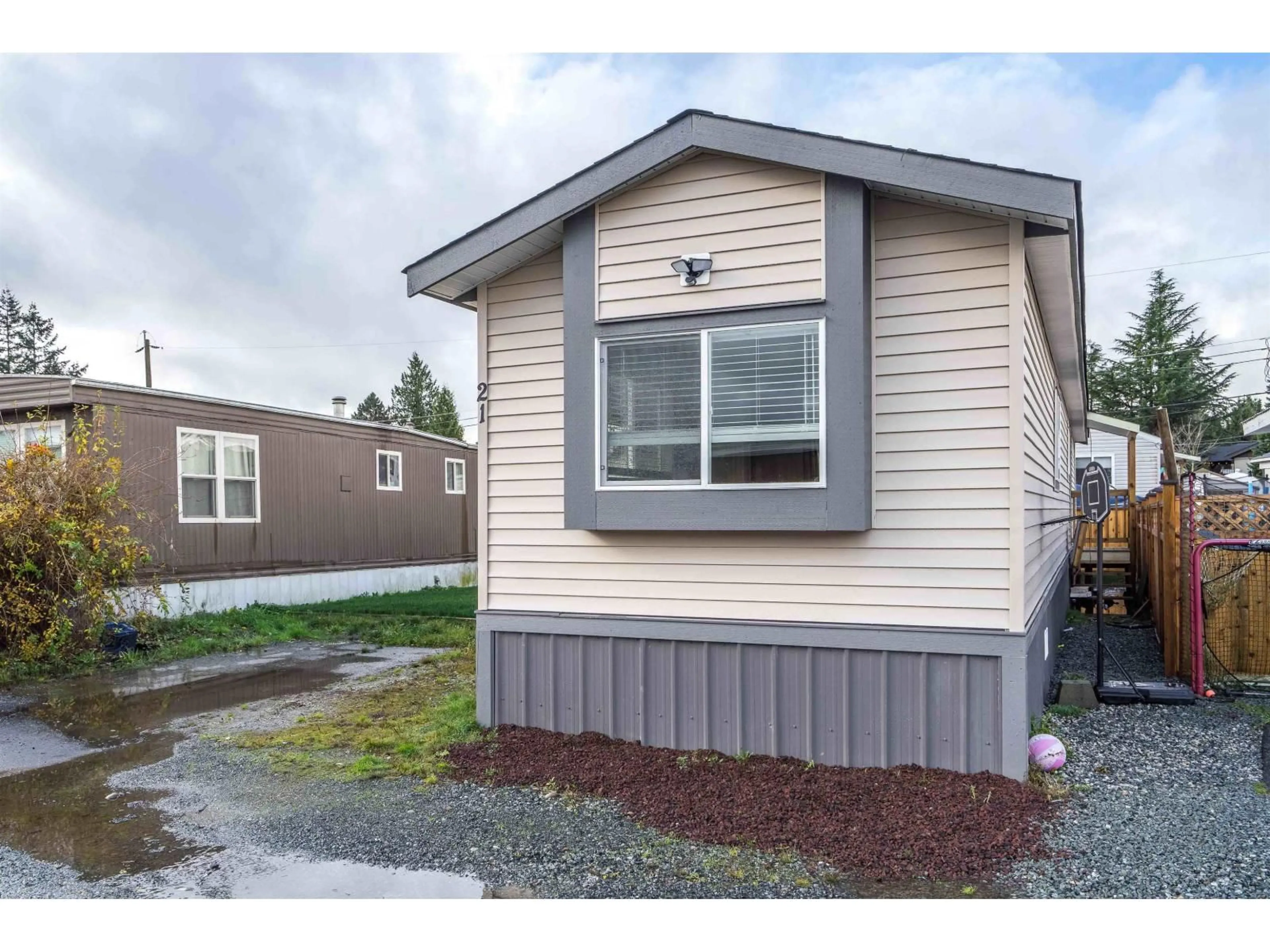 Home with vinyl exterior material, street for 21 - 26892 FRASER, Langley British Columbia V4W3T5