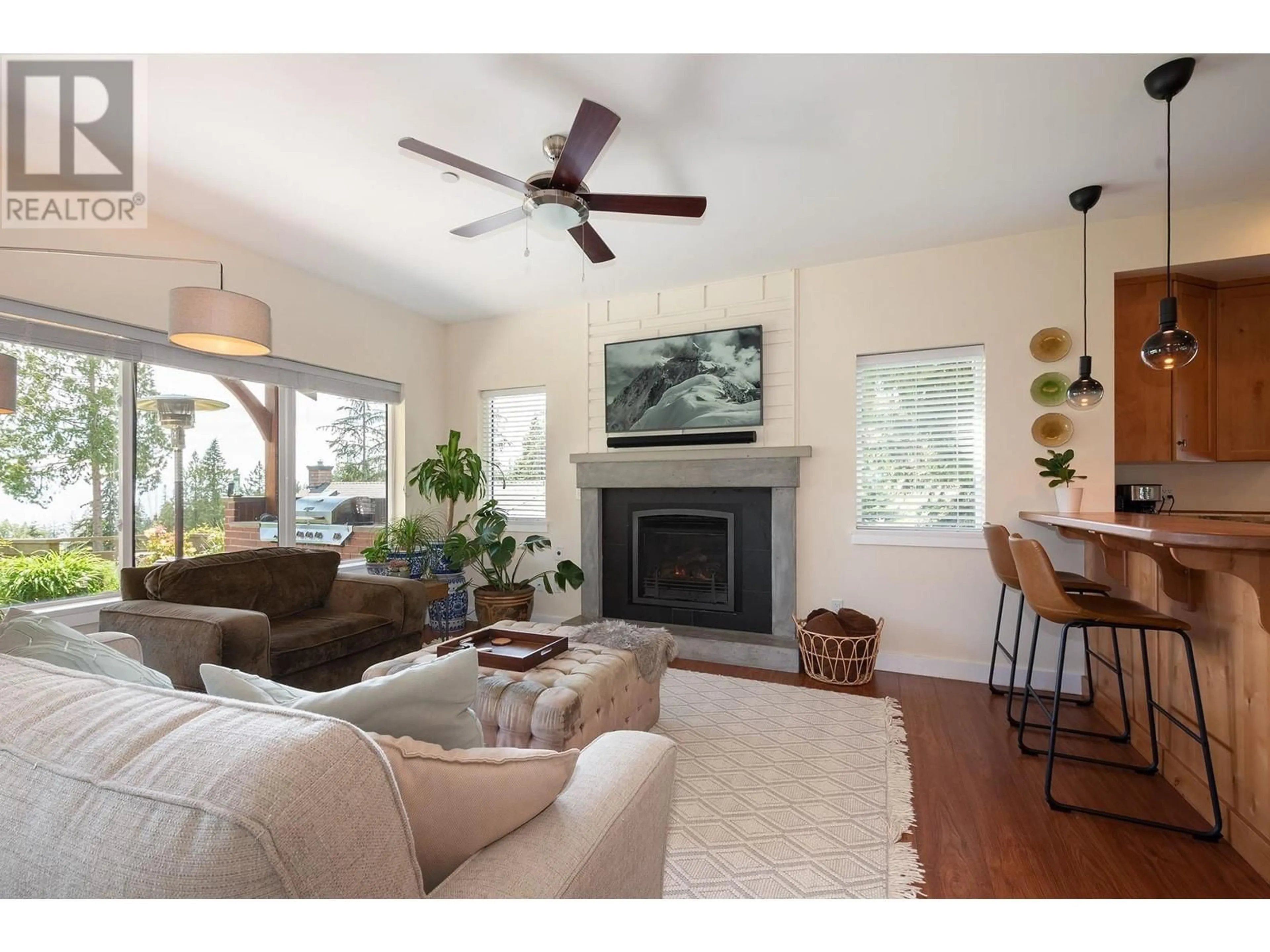 Living room with furniture, wood/laminate floor for 927 FAIRWAY LANE, Bowen Island British Columbia V0N1G2