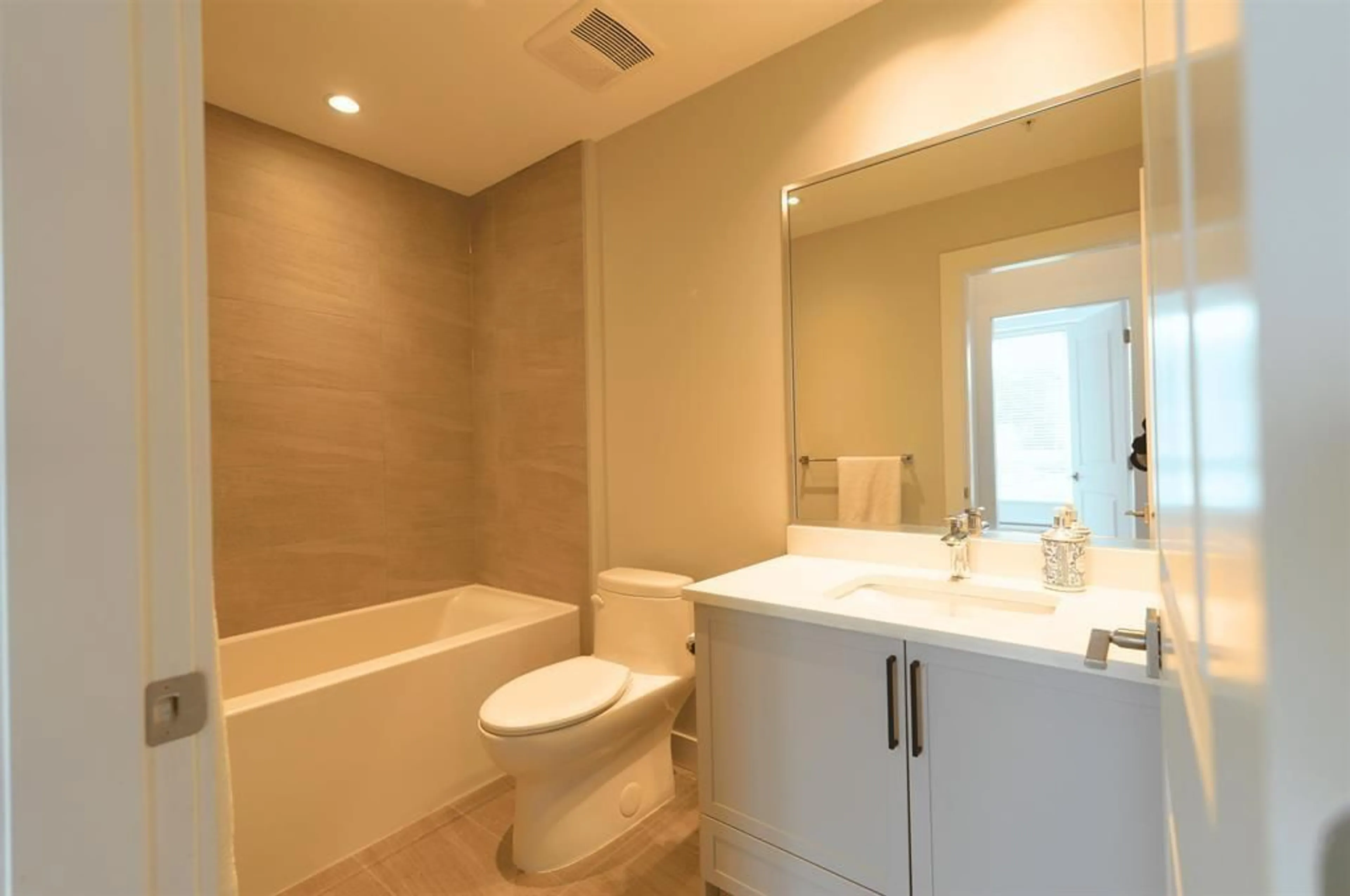 Standard bathroom, ceramic/tile floor for 201 - 8488 160, Surrey British Columbia V4N0V7
