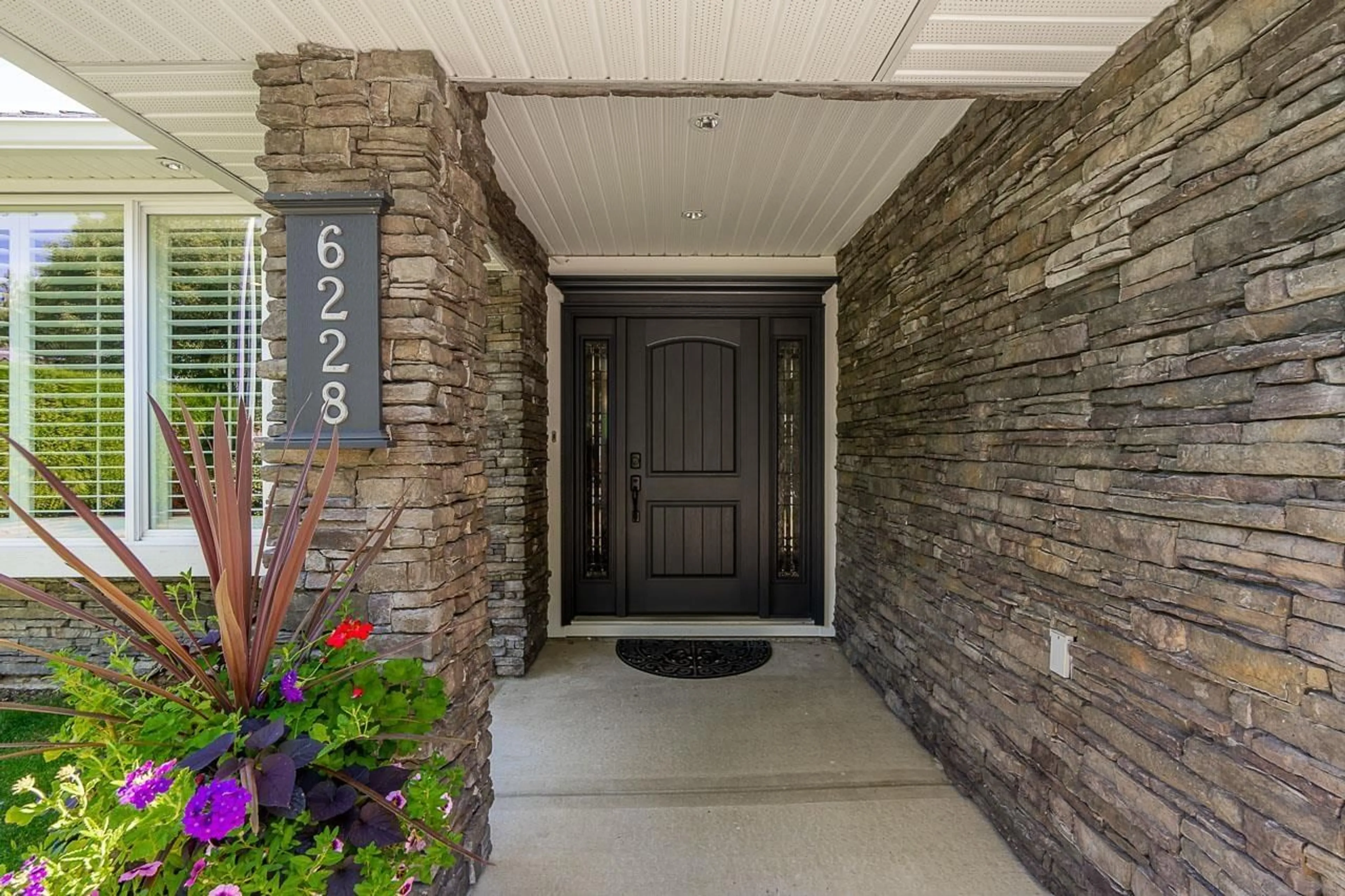 Indoor entryway for 6228 189, Surrey British Columbia V3S7T7