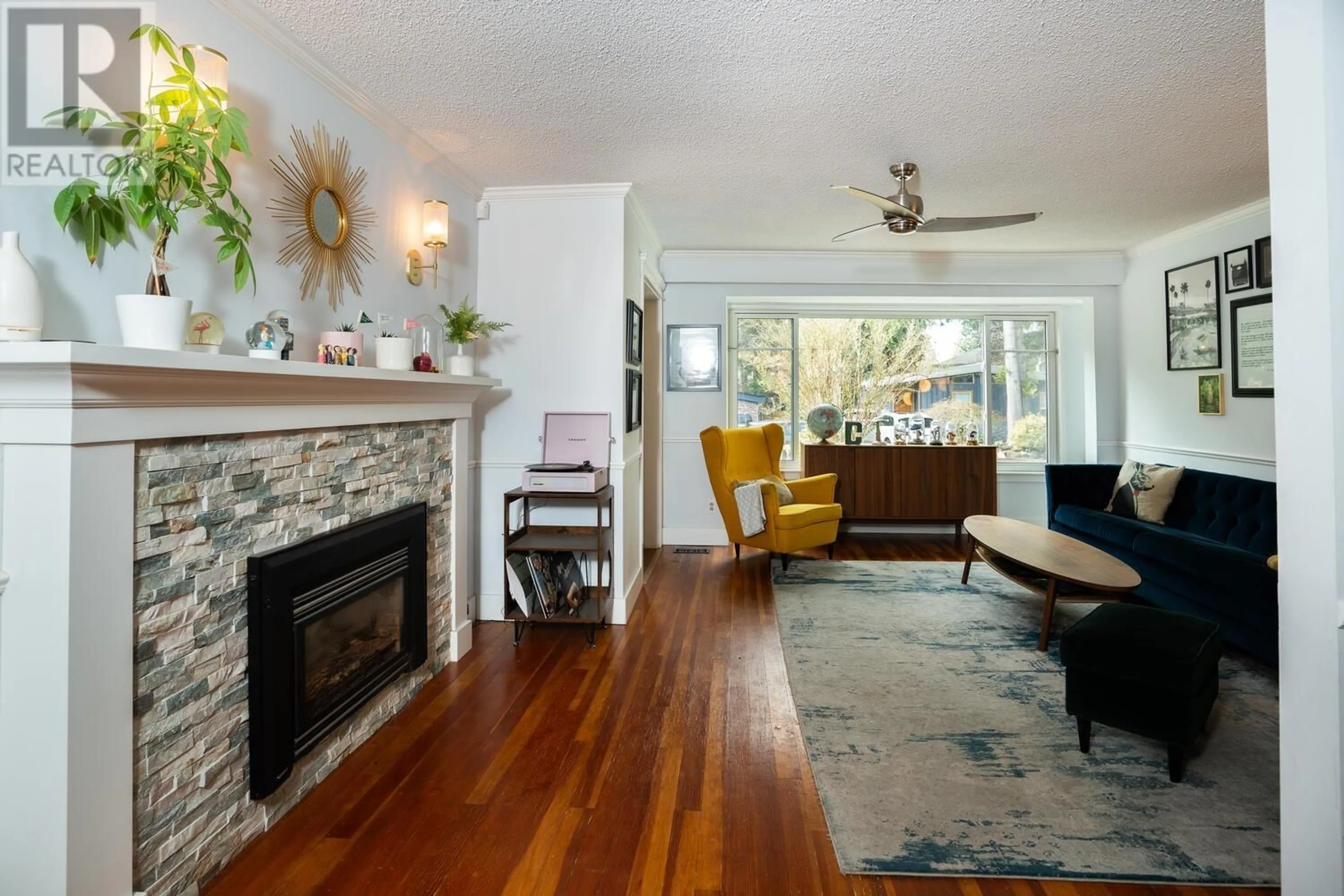 Living room with furniture, wood/laminate floor for 1500 KIRKWOOD ROAD, Delta British Columbia V4L1G1