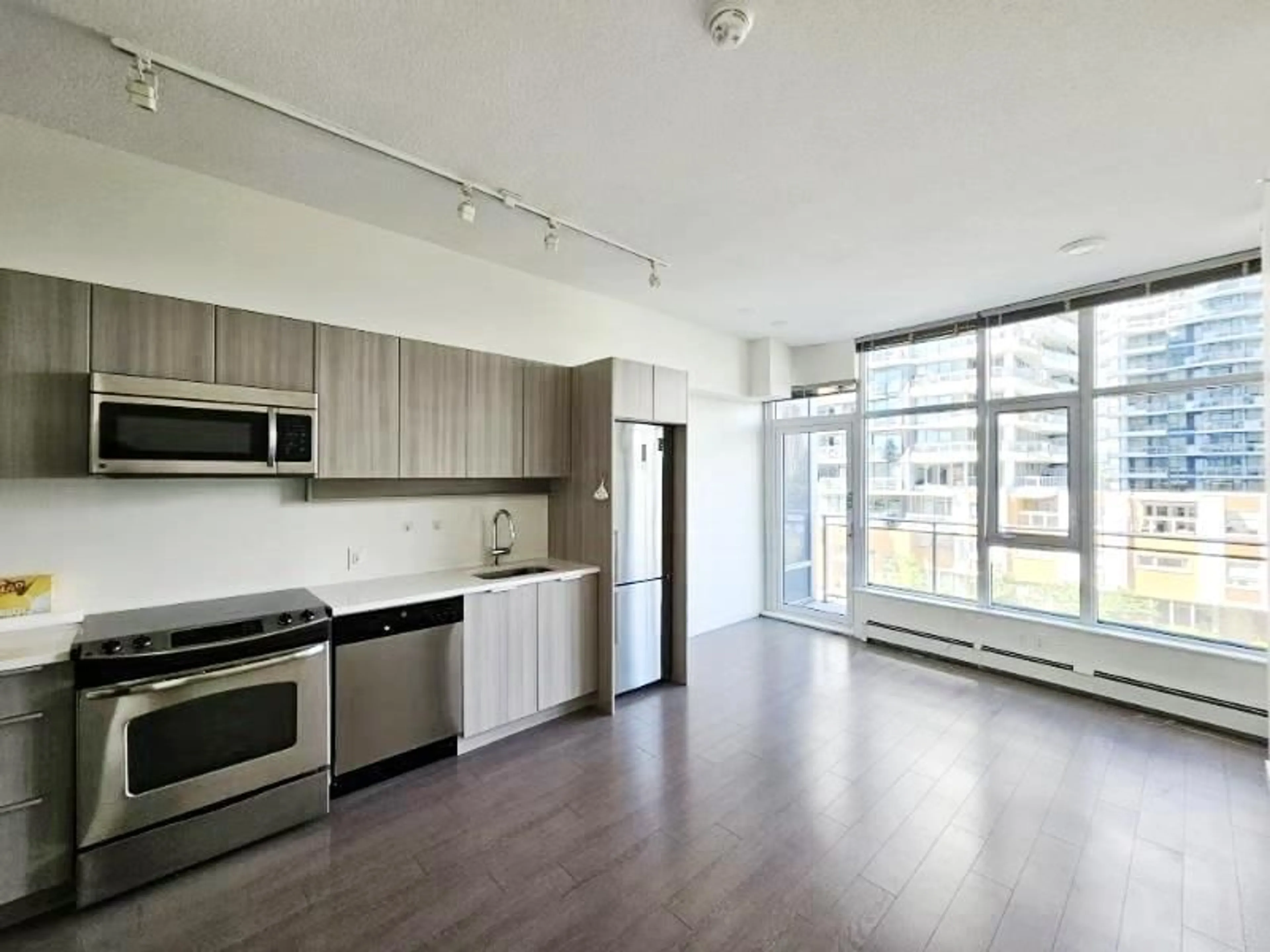 Open concept kitchen, wood/laminate floor for 317 - 13308 CENTRAL, Surrey British Columbia V3T0M4