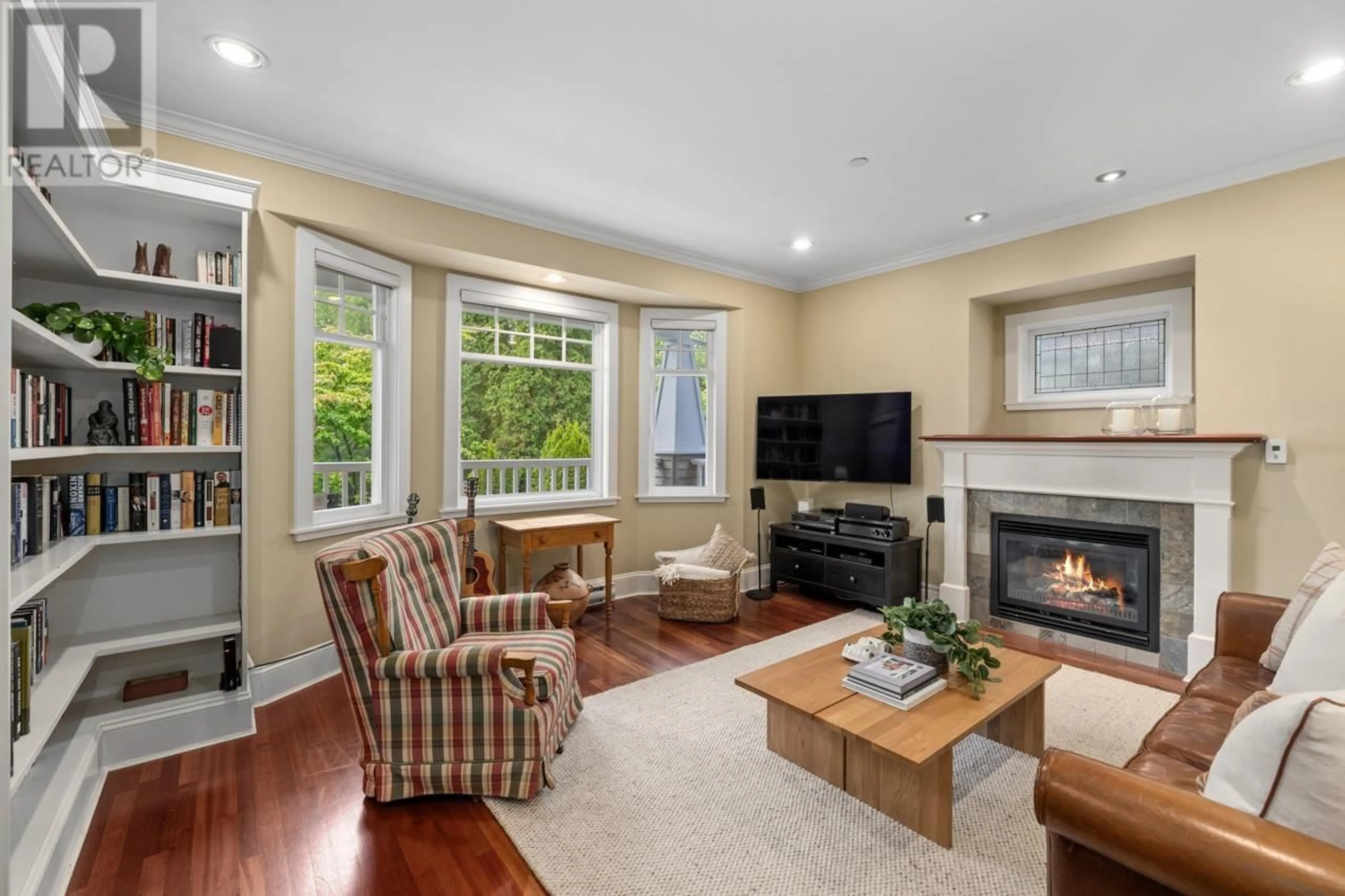 Living room with furniture, wood/laminate floor for 1 - 318 14TH AVENUE, Vancouver British Columbia V5Y1X4