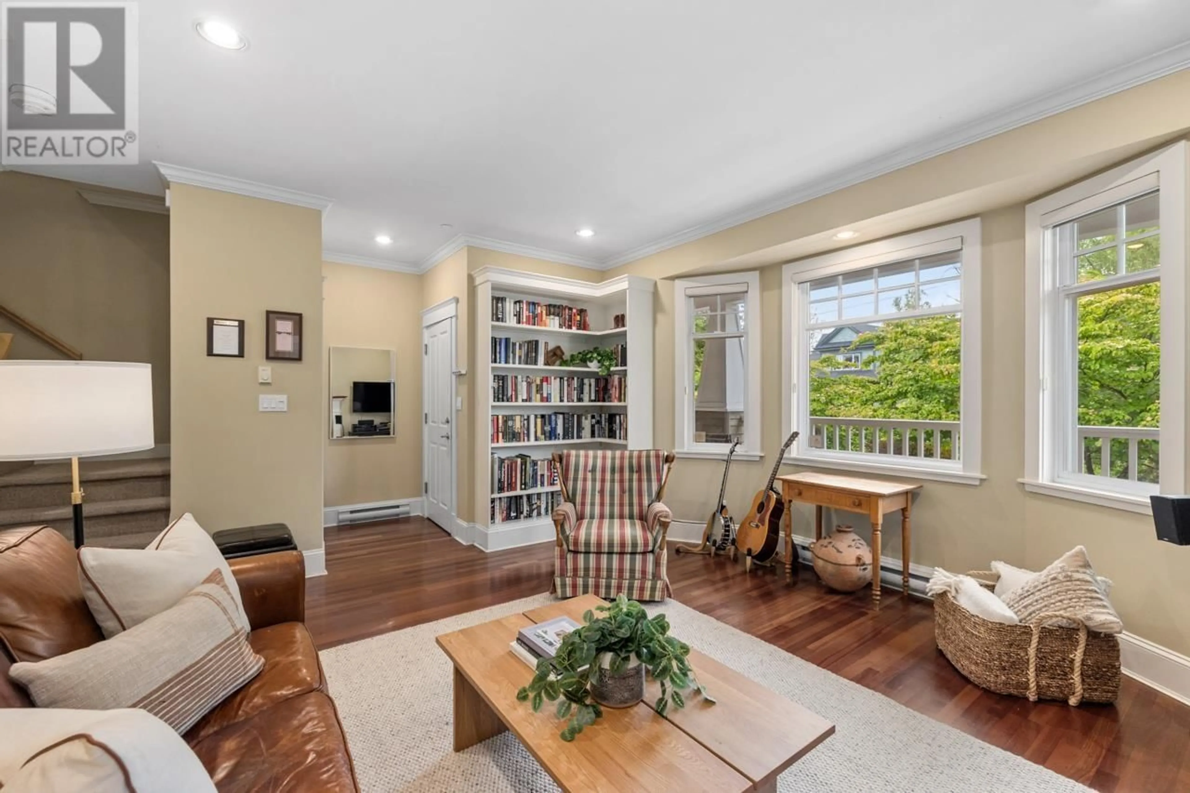 Living room with furniture, wood/laminate floor for 1 - 318 14TH AVENUE, Vancouver British Columbia V5Y1X4