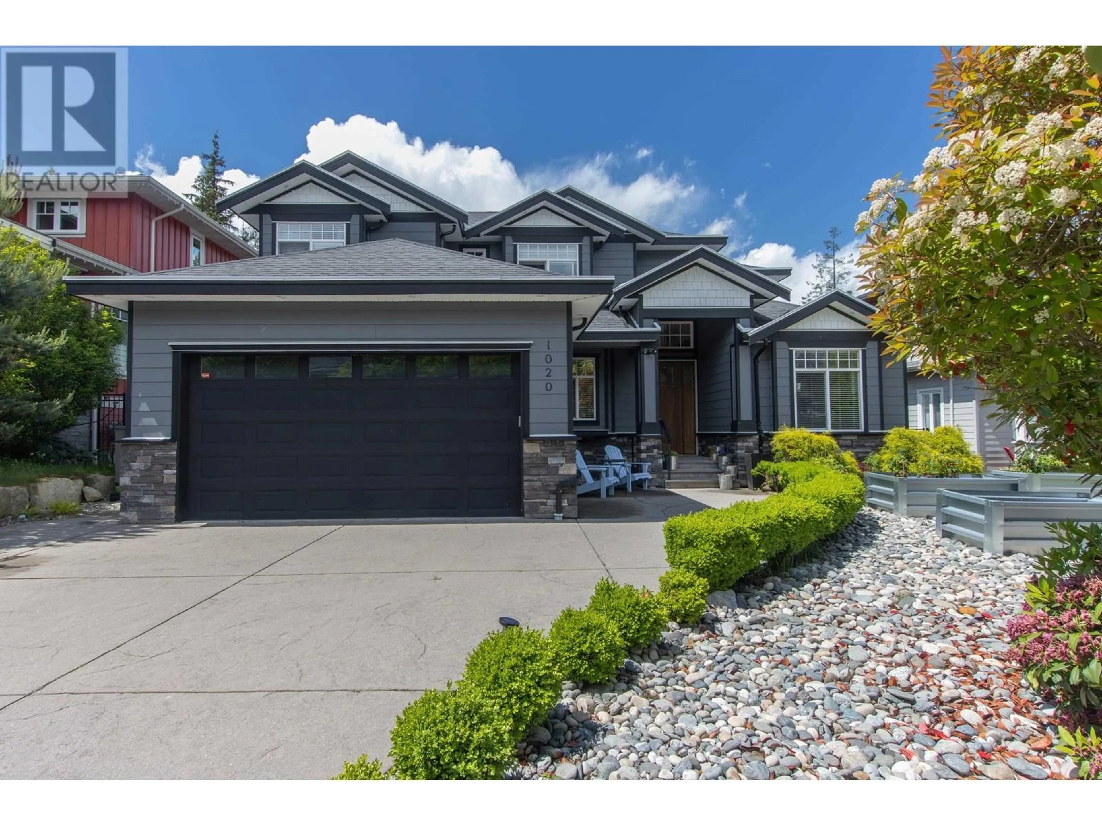Home with vinyl exterior material, street for 1020 JAY CRESCENT, Squamish British Columbia V8B0P2