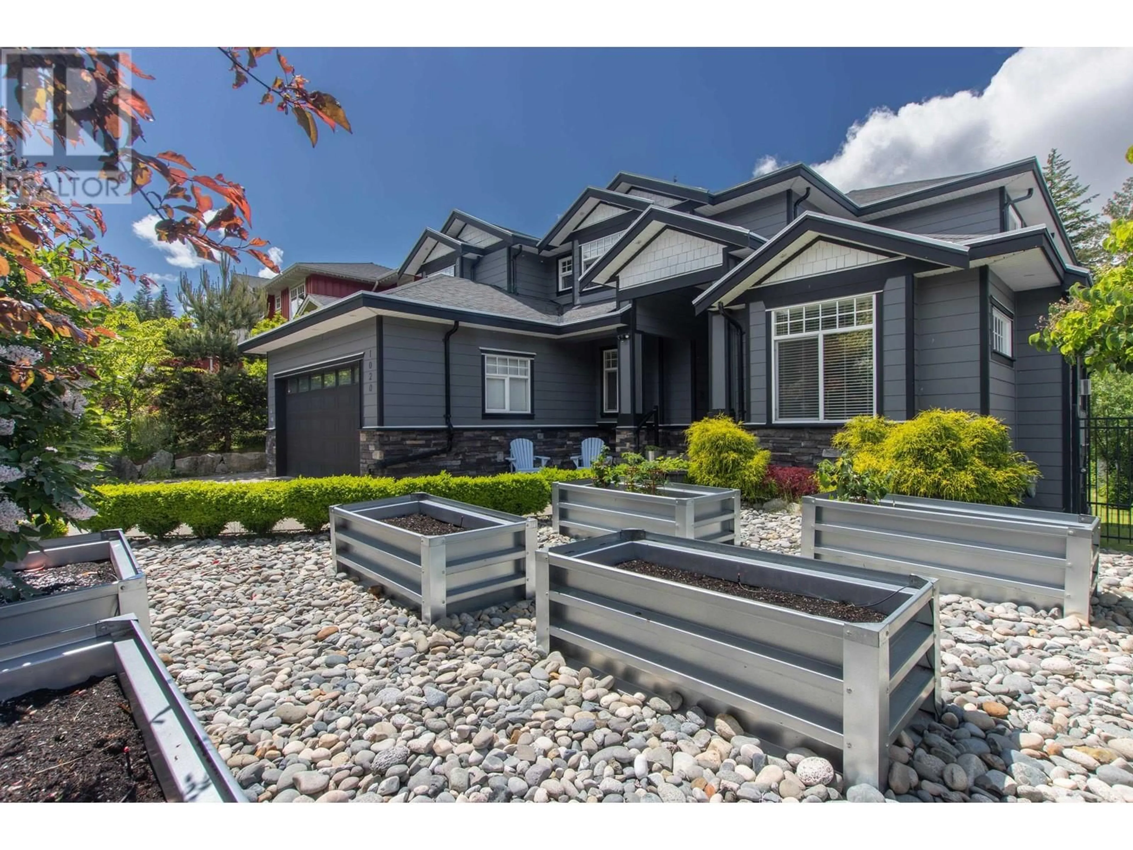 Home with vinyl exterior material, street for 1020 JAY CRESCENT, Squamish British Columbia V8B0P2