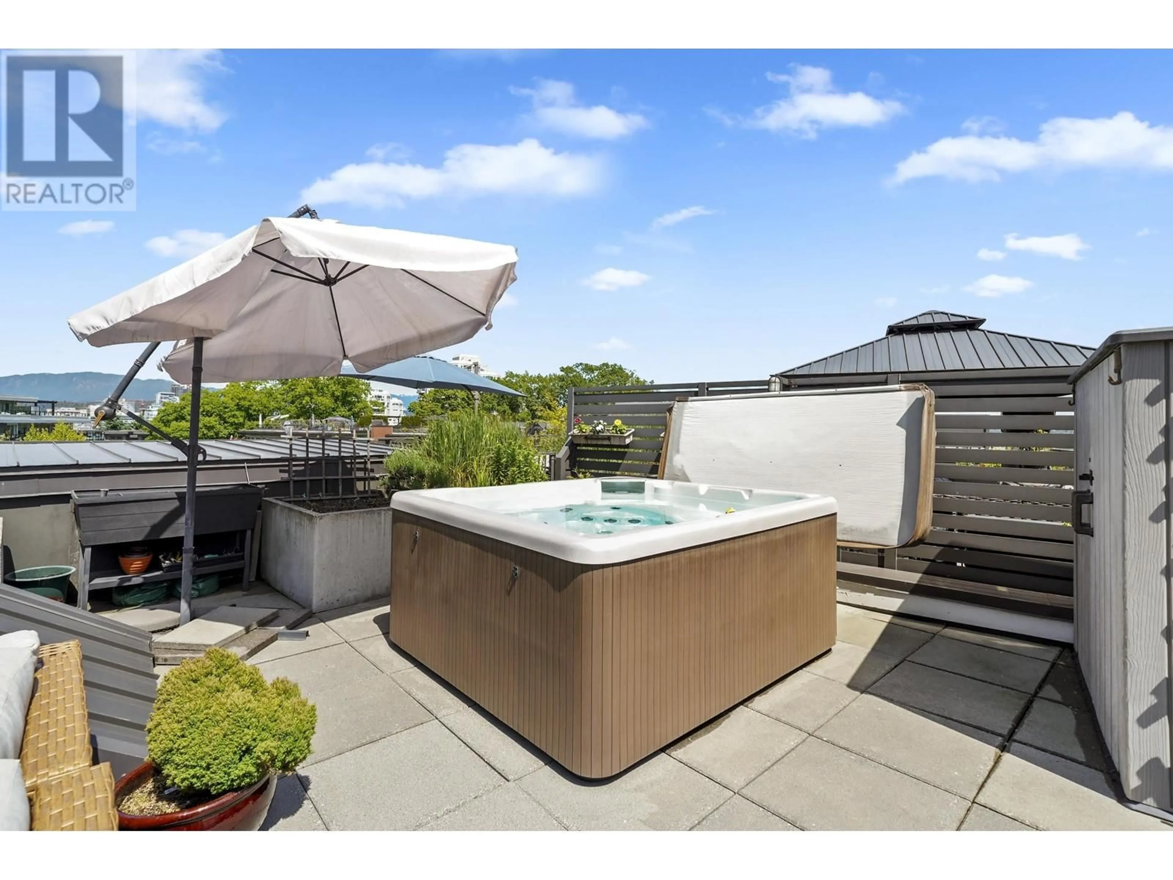 Patio, water/lake/river/ocean view for 404 - 20 ROYAL AVENUE, New Westminster British Columbia V3L0G9