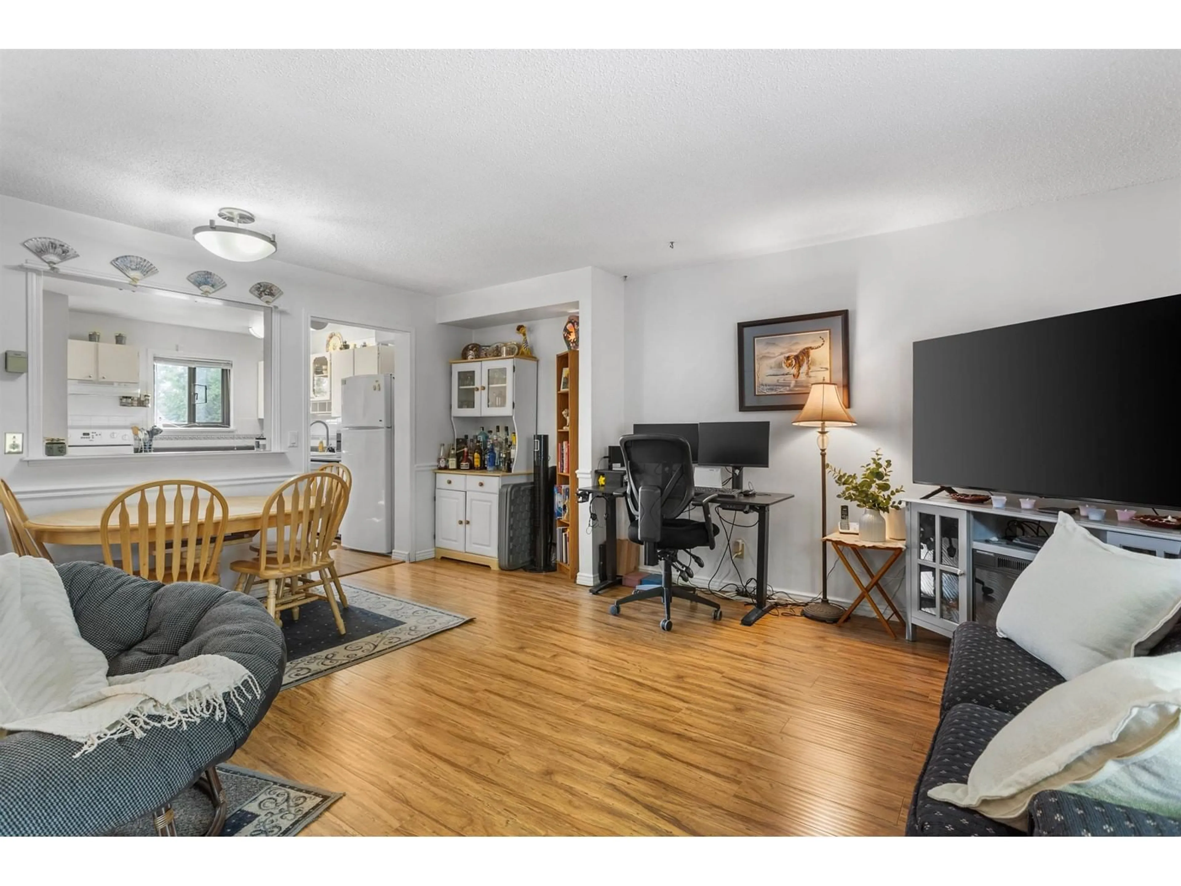 Living room with furniture, wood/laminate floor for 45 - 6633 138, Surrey British Columbia V3W5G7