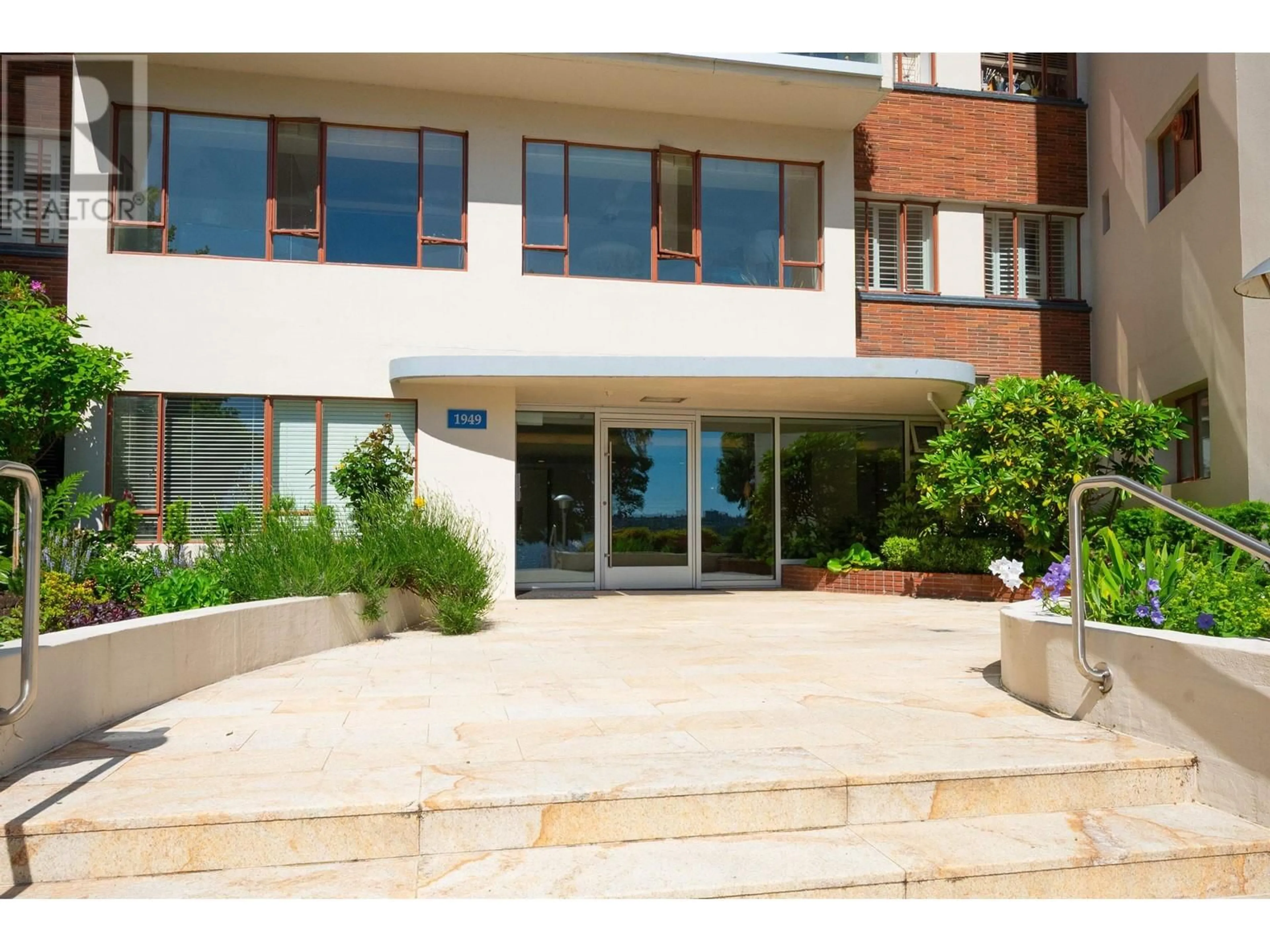 Indoor foyer for 606 - 1949 BEACH AVENUE, Vancouver British Columbia V6G1Z2