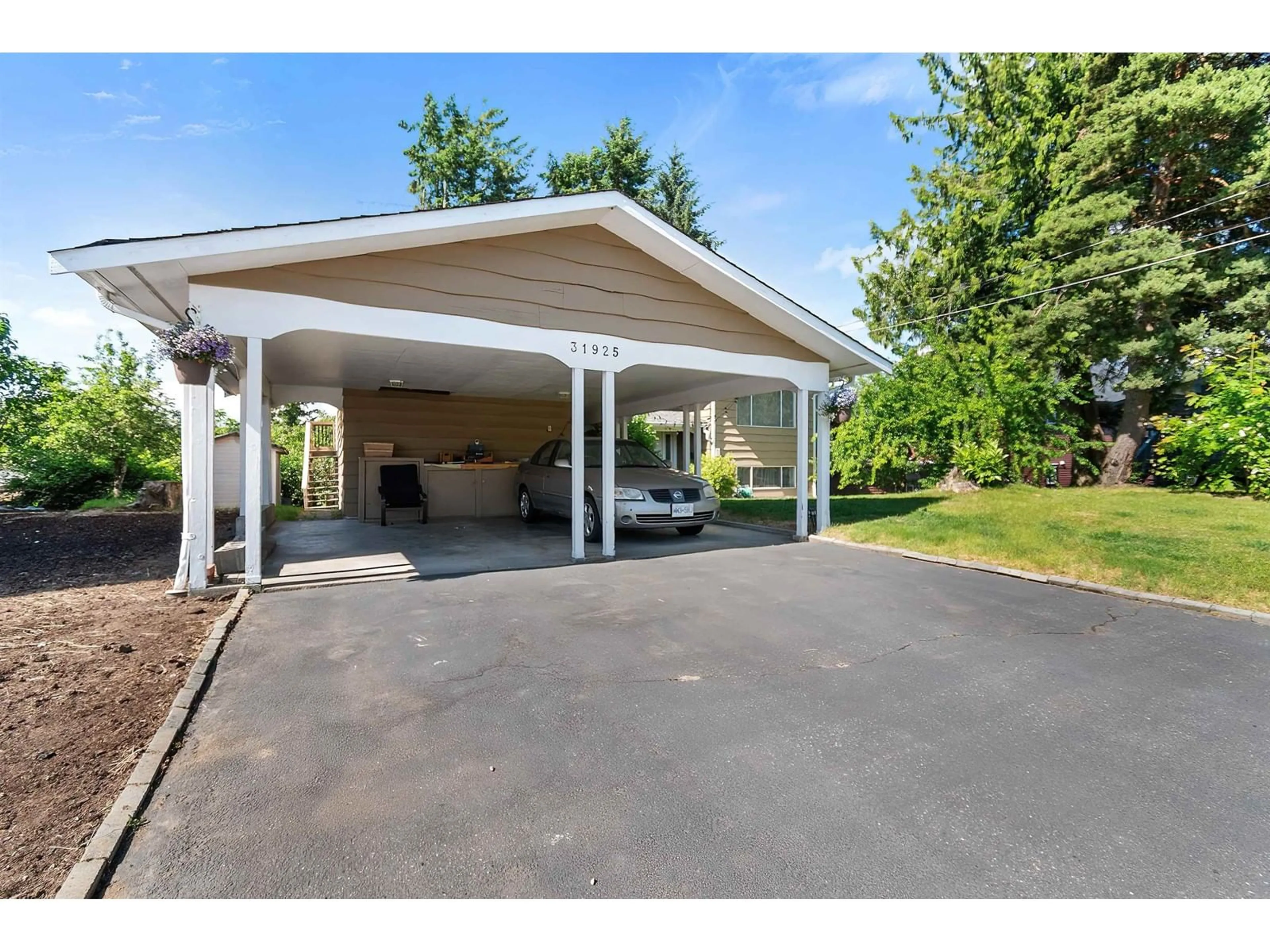Indoor garage for 31925 CASPER, Abbotsford British Columbia V2T2J8