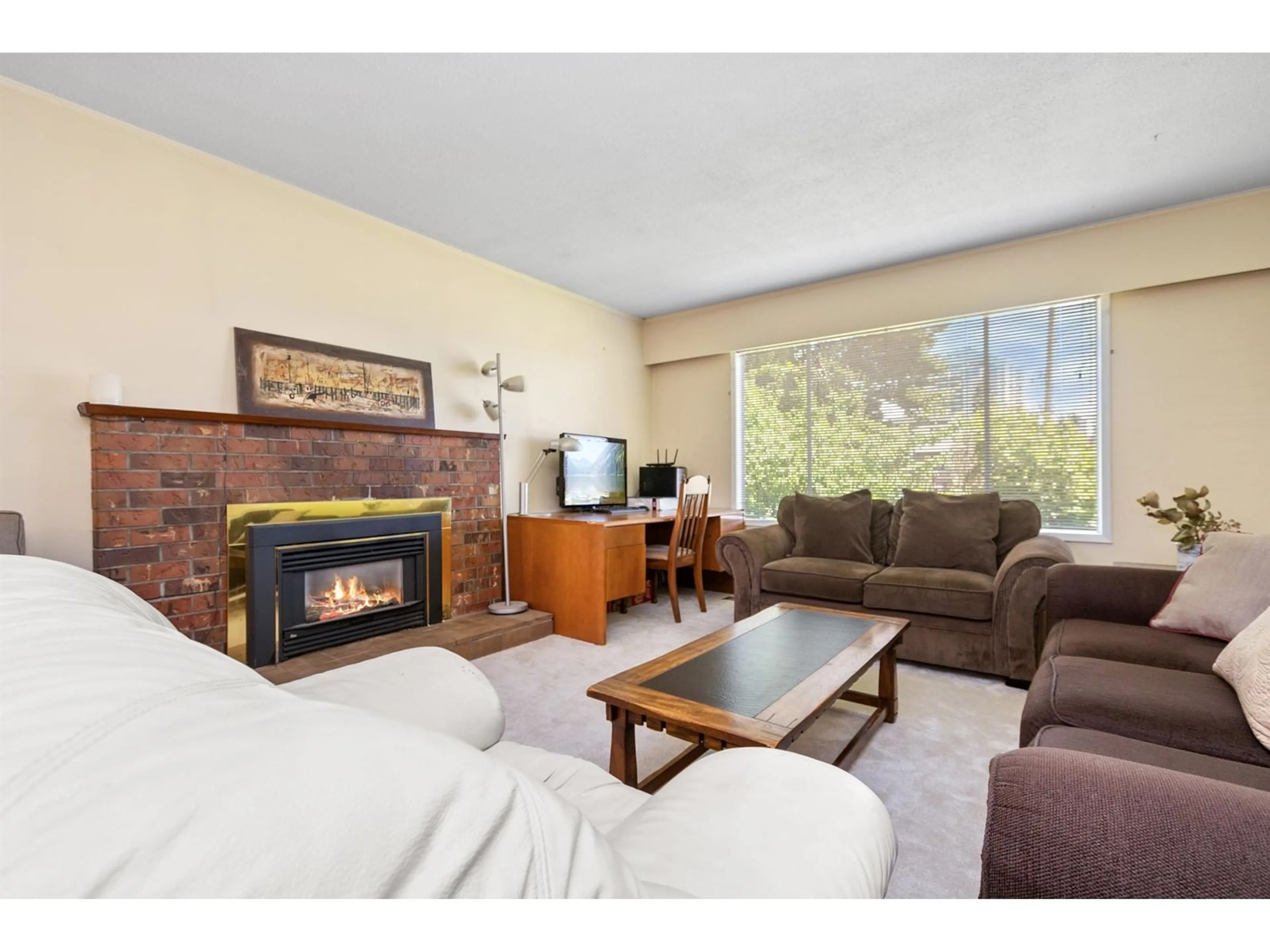 Living room with furniture, wood/laminate floor for 31925 CASPER, Abbotsford British Columbia V2T2J8