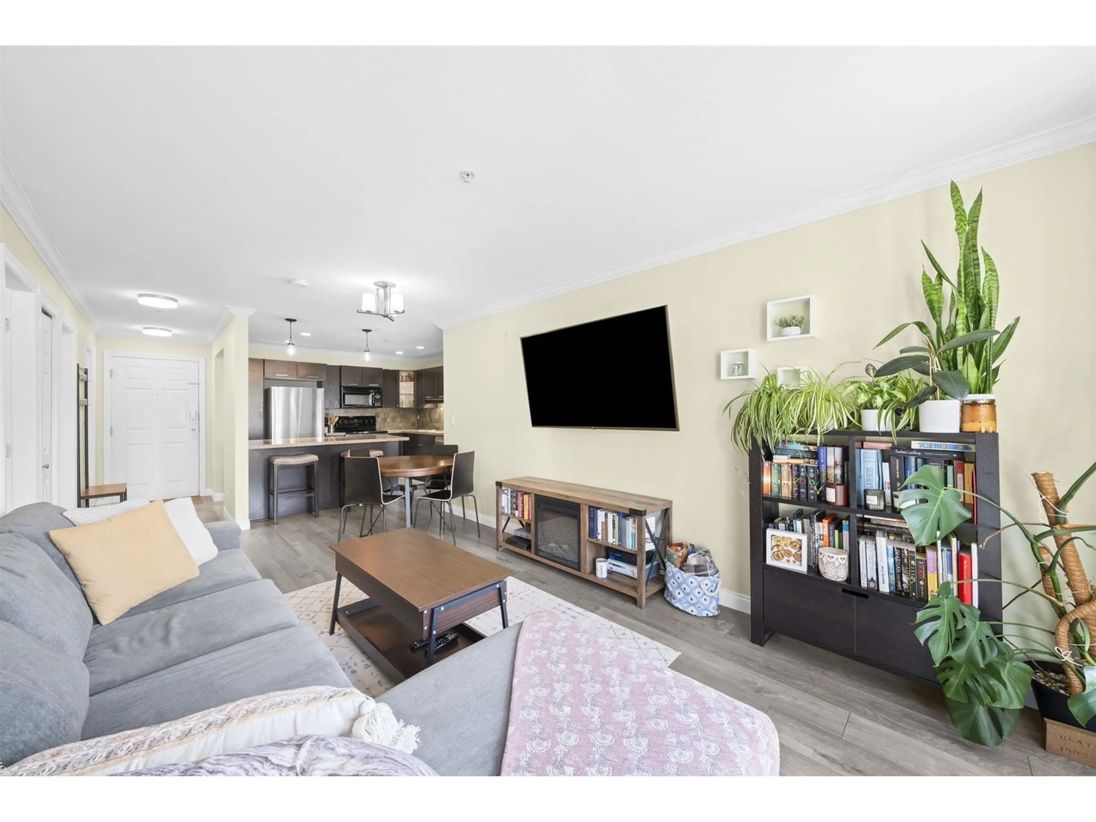 Living room with furniture, unknown for 210 - 5438 198, Langley British Columbia V3A1G2