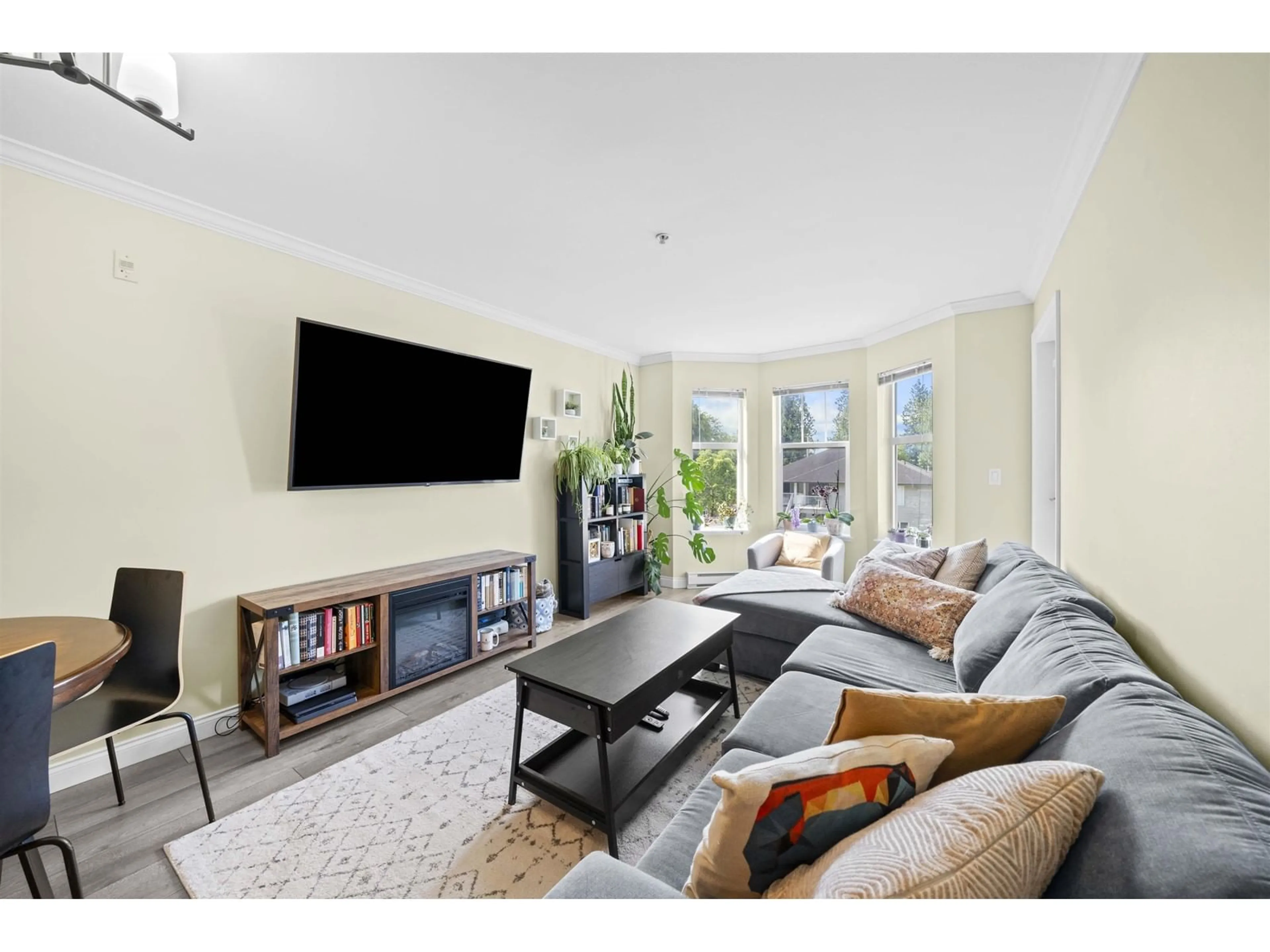 Living room with furniture, unknown for 210 - 5438 198, Langley British Columbia V3A1G2