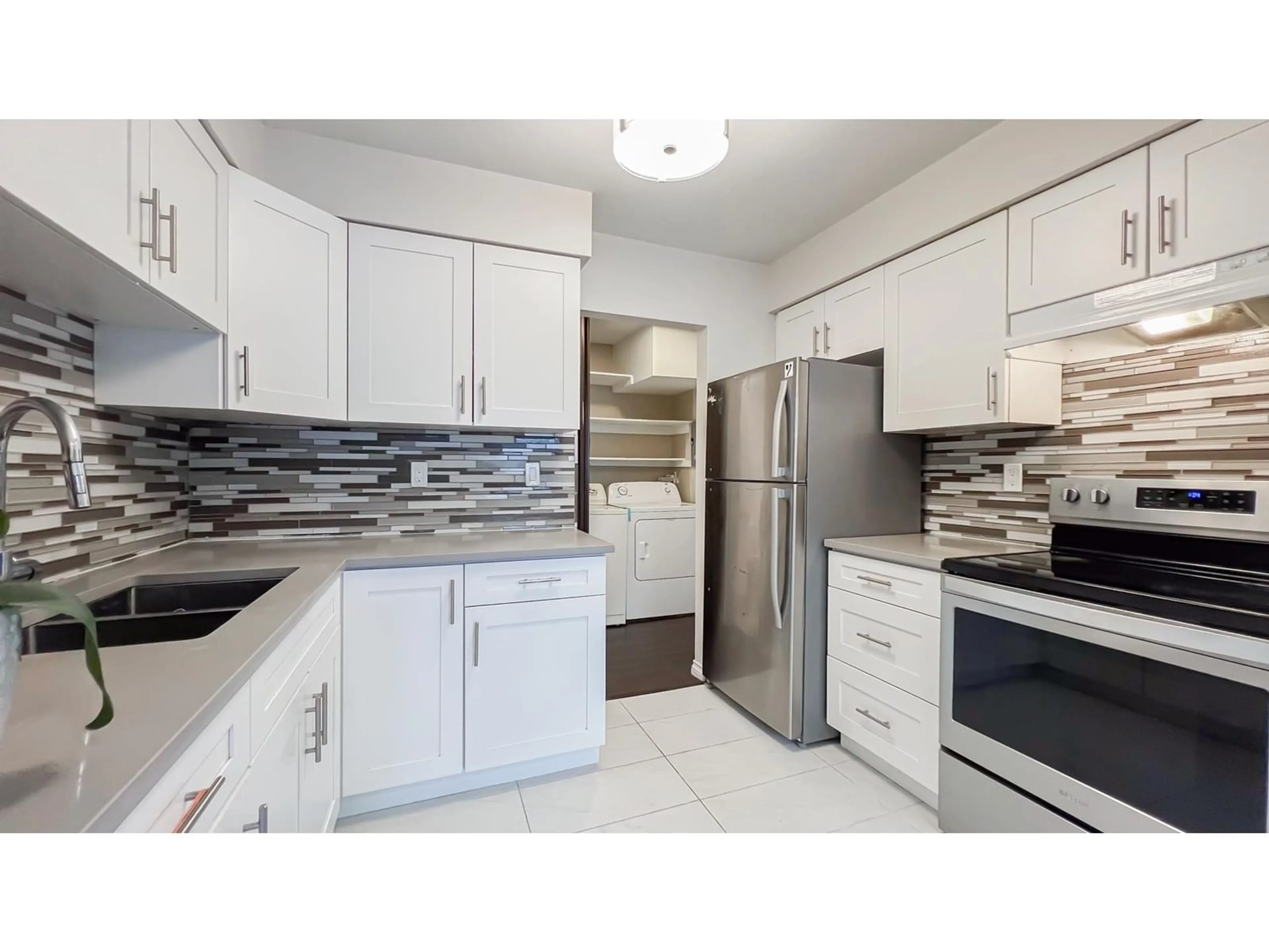 Standard kitchen, unknown for 72 - 9374 122, Surrey British Columbia V3V4L6