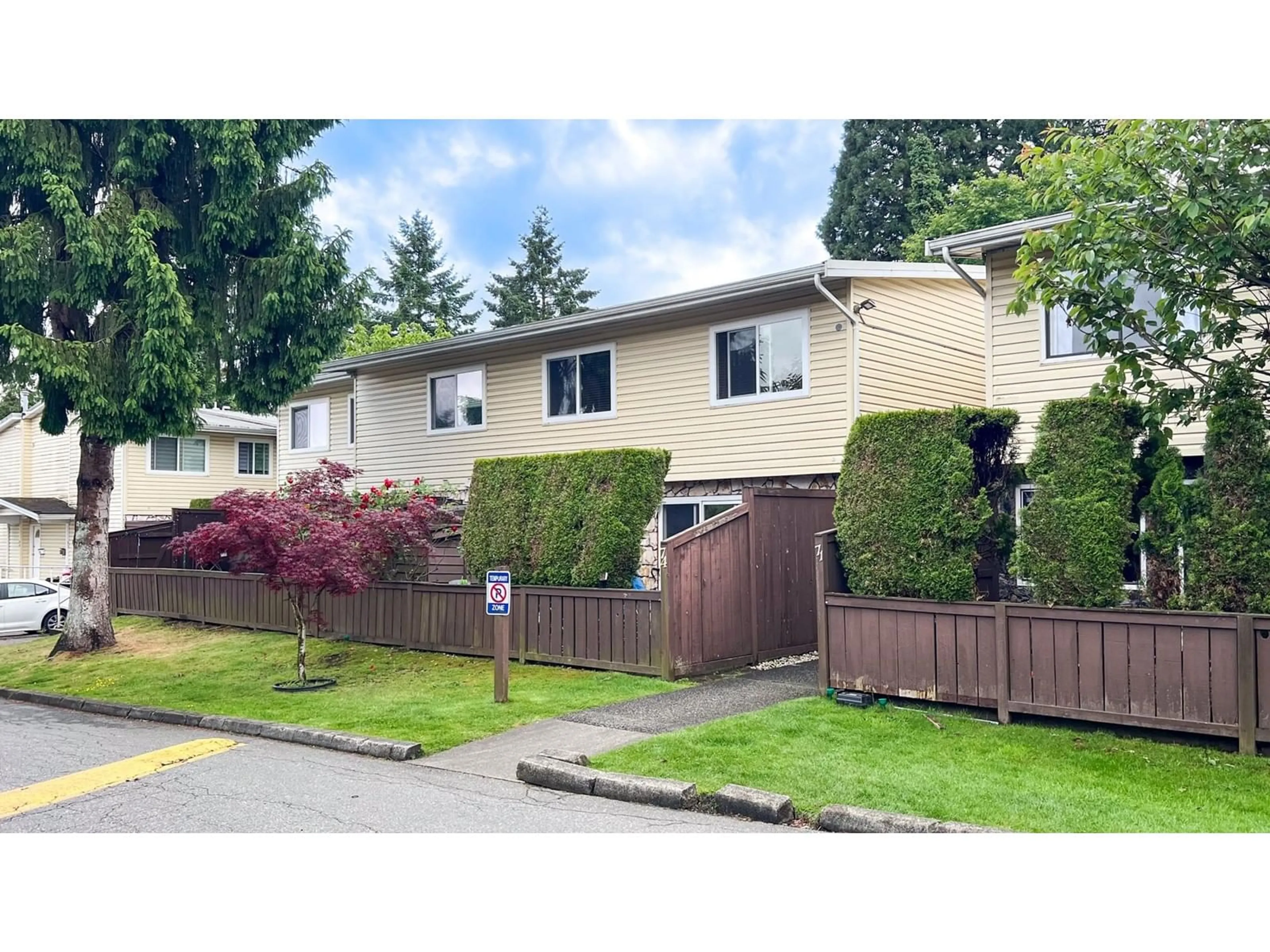 Home with vinyl exterior material, street for 72 - 9374 122, Surrey British Columbia V3V4L6