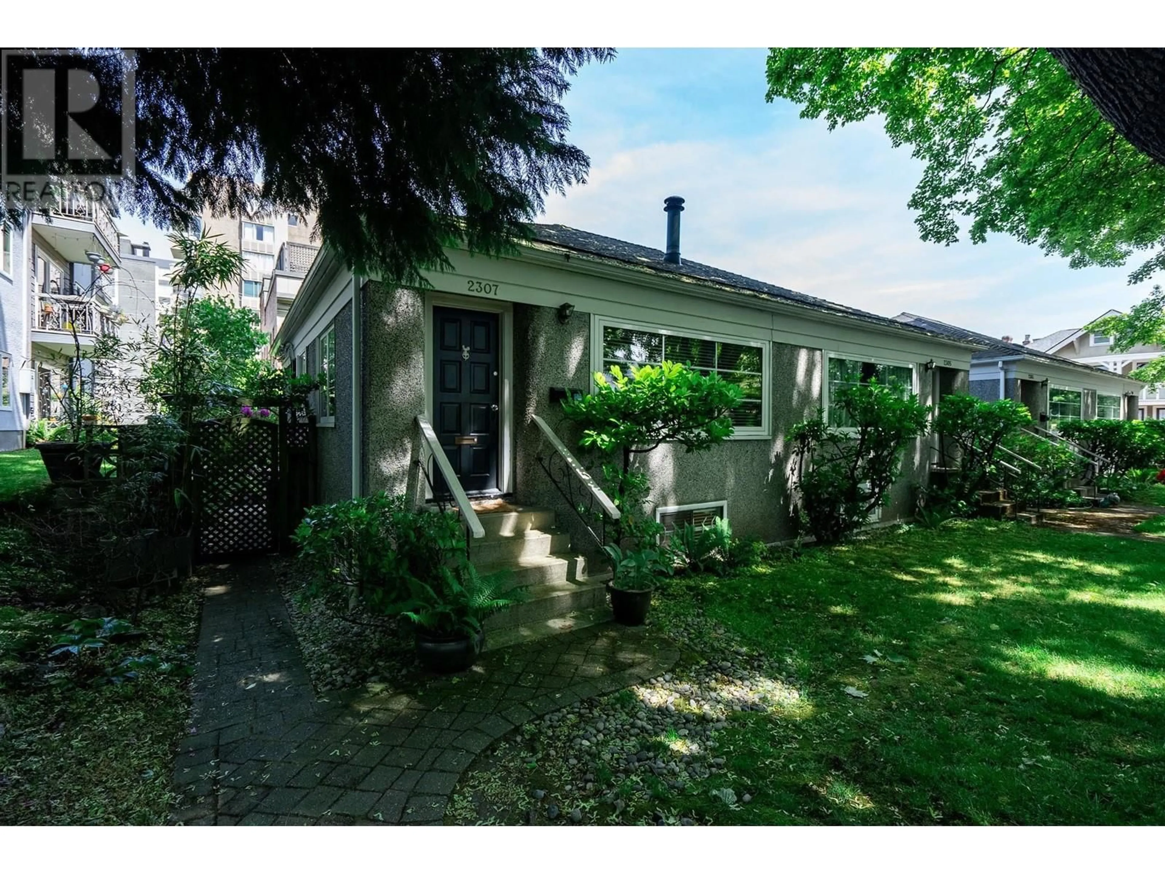 Patio, street for 2307 3RD AVENUE, Vancouver British Columbia V6K1L6