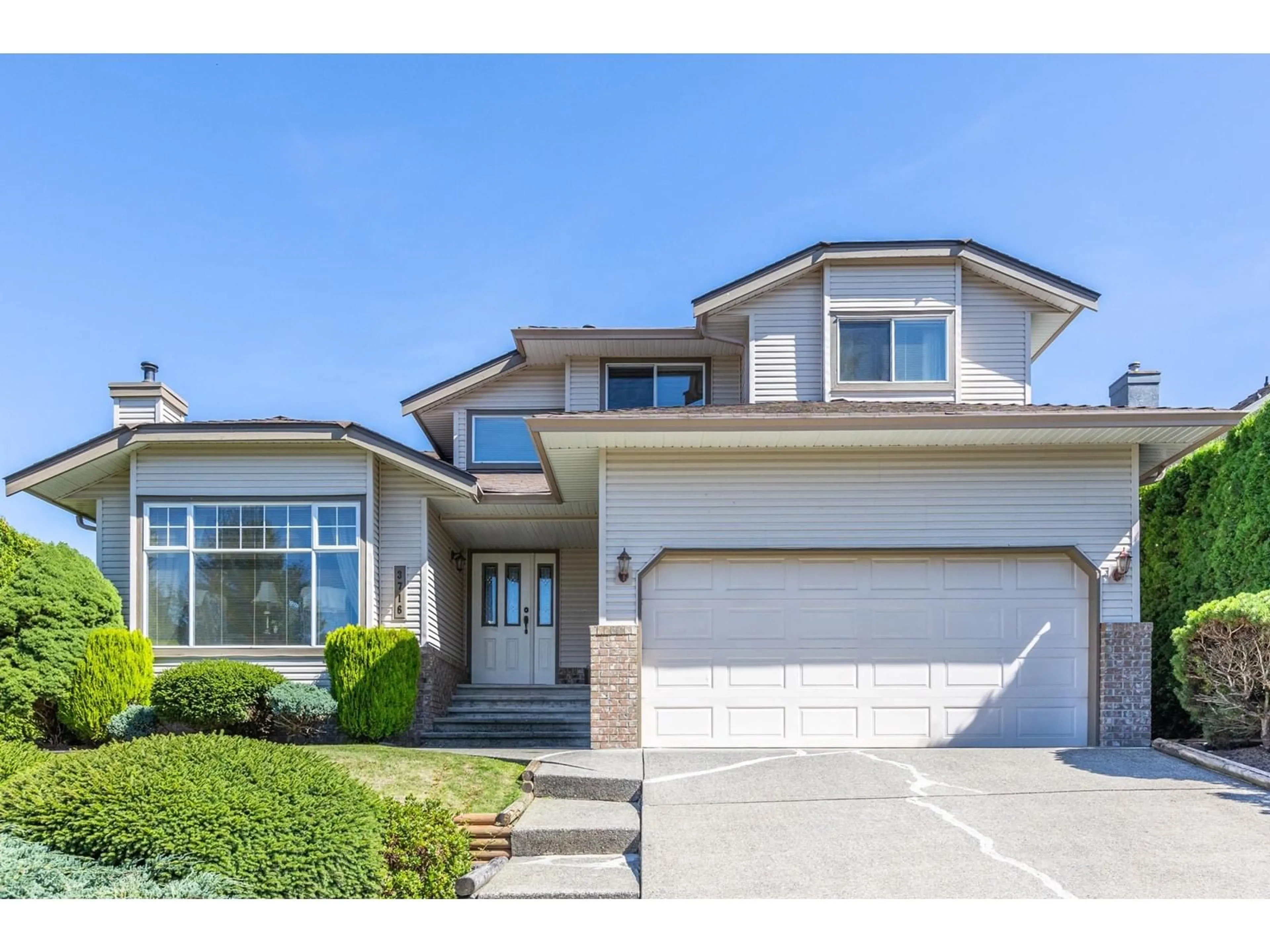 Home with vinyl exterior material, street for 3716 LETHBRIDGE, Abbotsford British Columbia V2T1J5