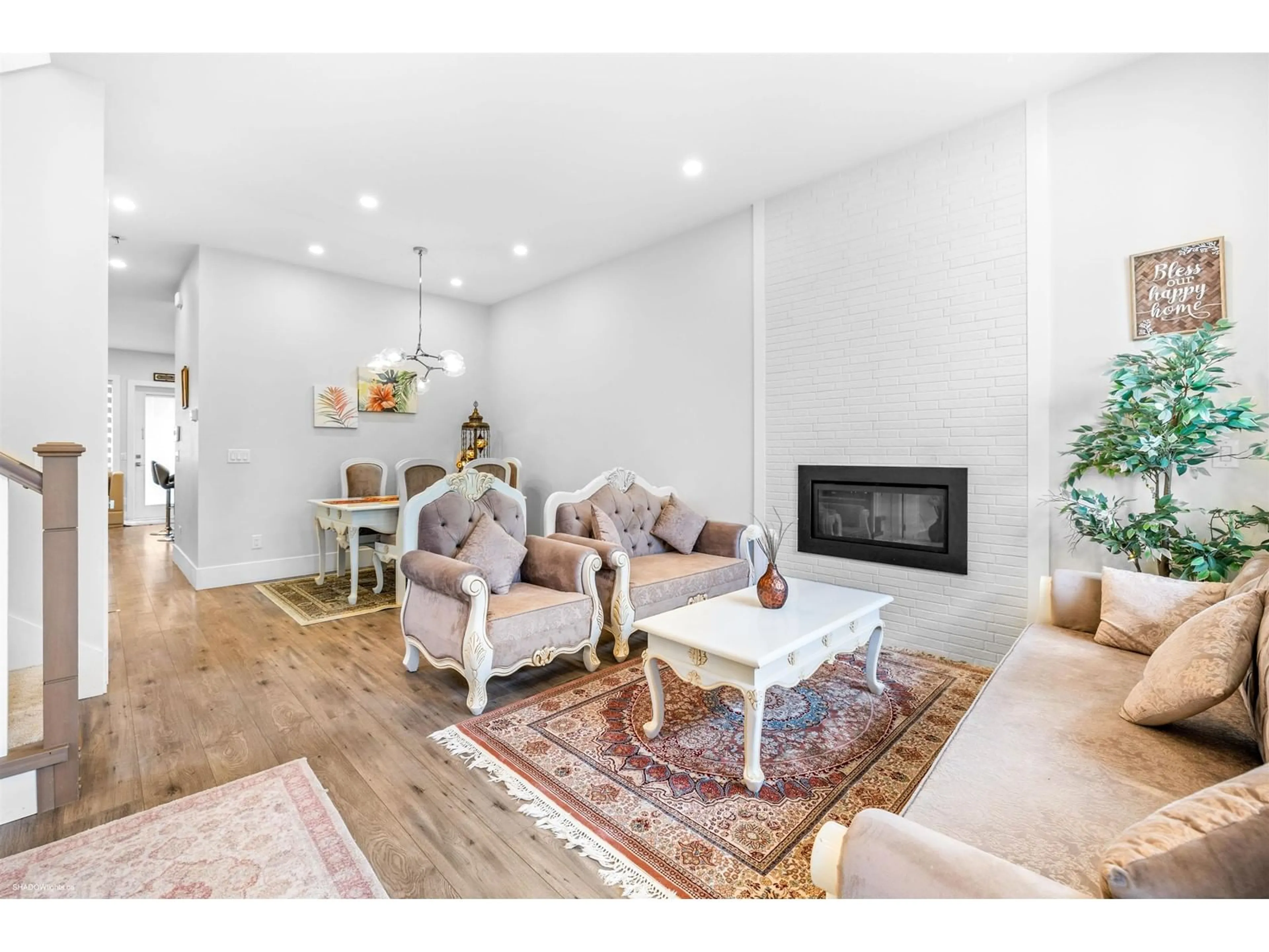 Living room with furniture, wood/laminate floor for 38 172, Surrey British Columbia V3Z9R2