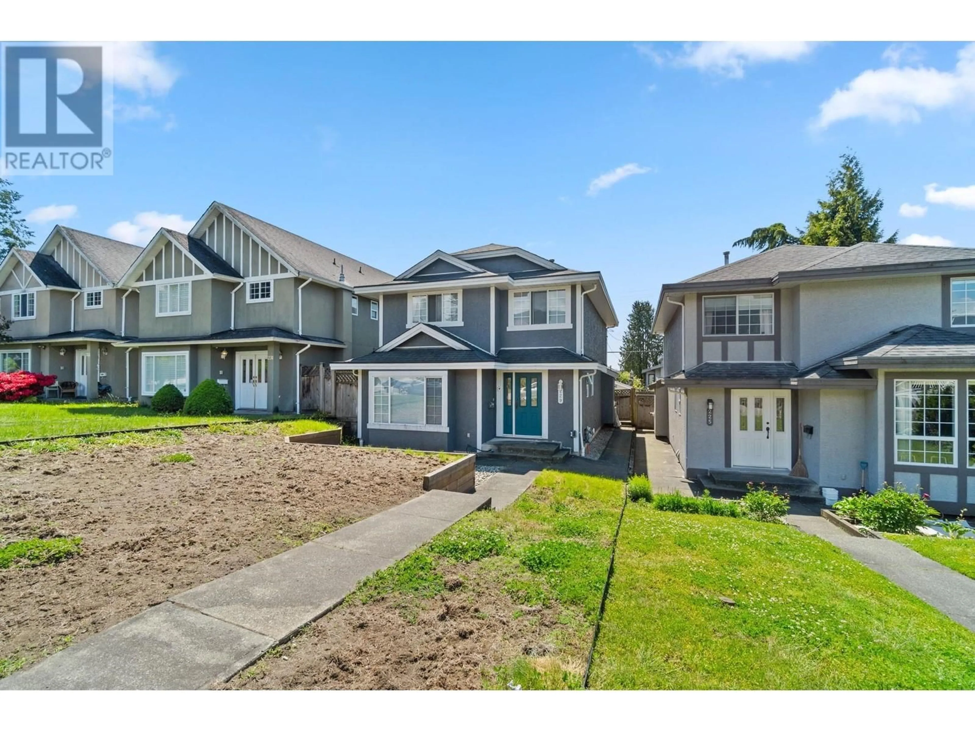 A pic from outside/outdoor area/front of a property/back of a property/a pic from drone, unknown for 229 20TH STREET, North Vancouver British Columbia V7L3A6