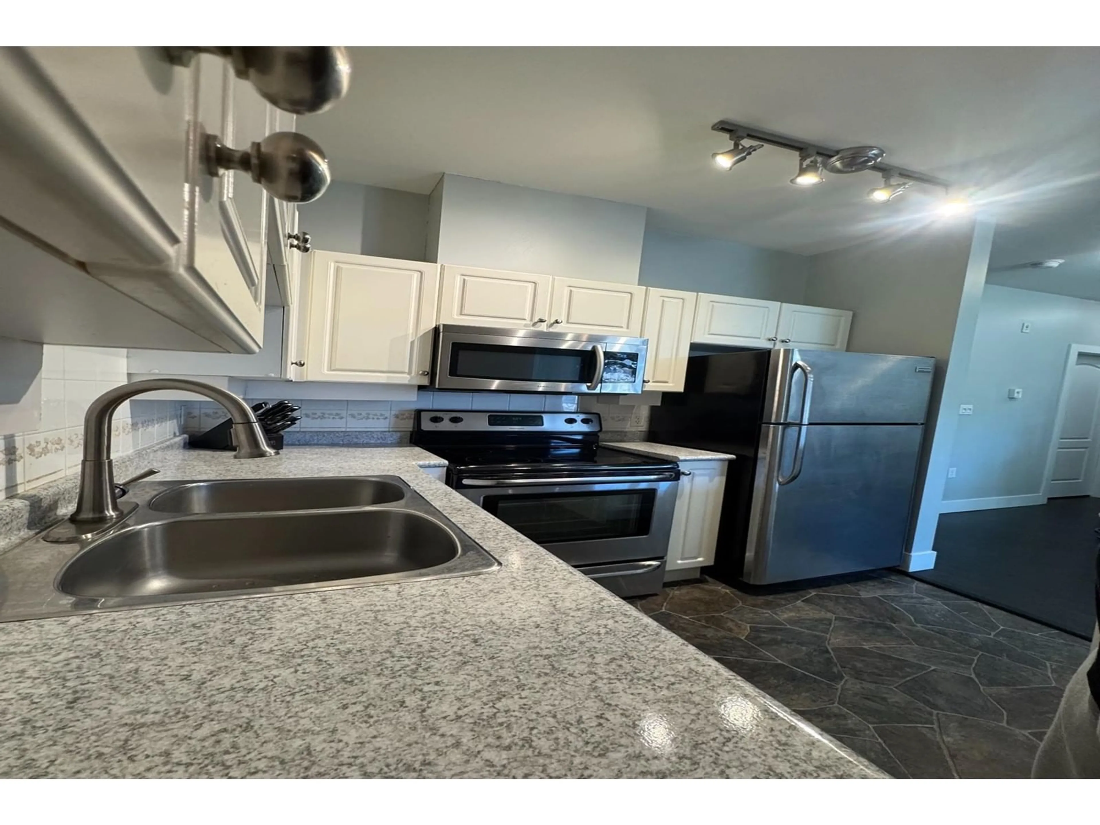 Standard kitchen, unknown for 403 - 5475 201, Langley British Columbia V3A1P8