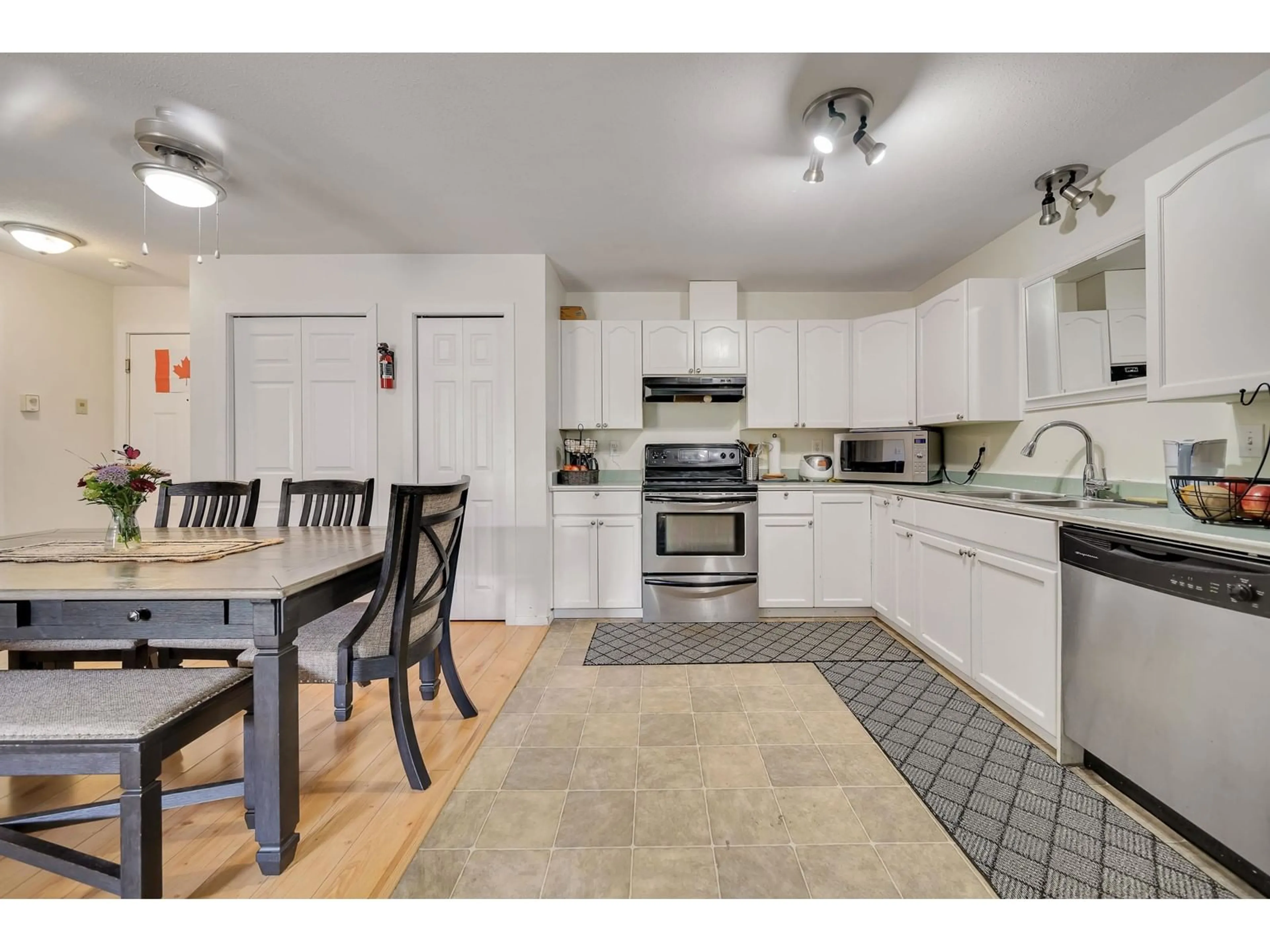Open concept kitchen, ceramic/tile floor for 202 - 46777 YALE ROAD, Chilliwack British Columbia V2P2S3