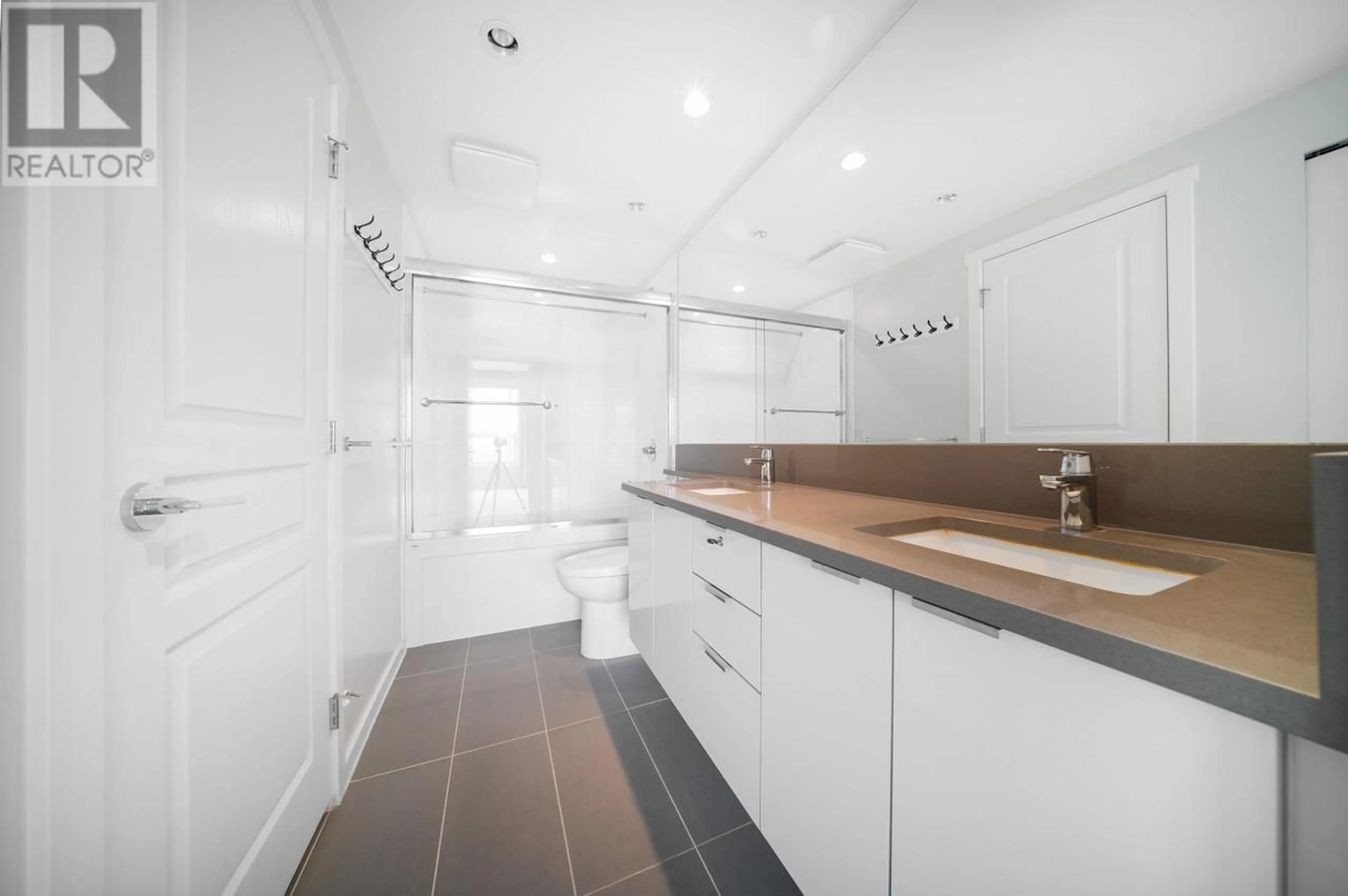 Standard bathroom, ceramic/tile floor for 3902 - 5883 BARKER AVENUE, Burnaby British Columbia V5H0G4