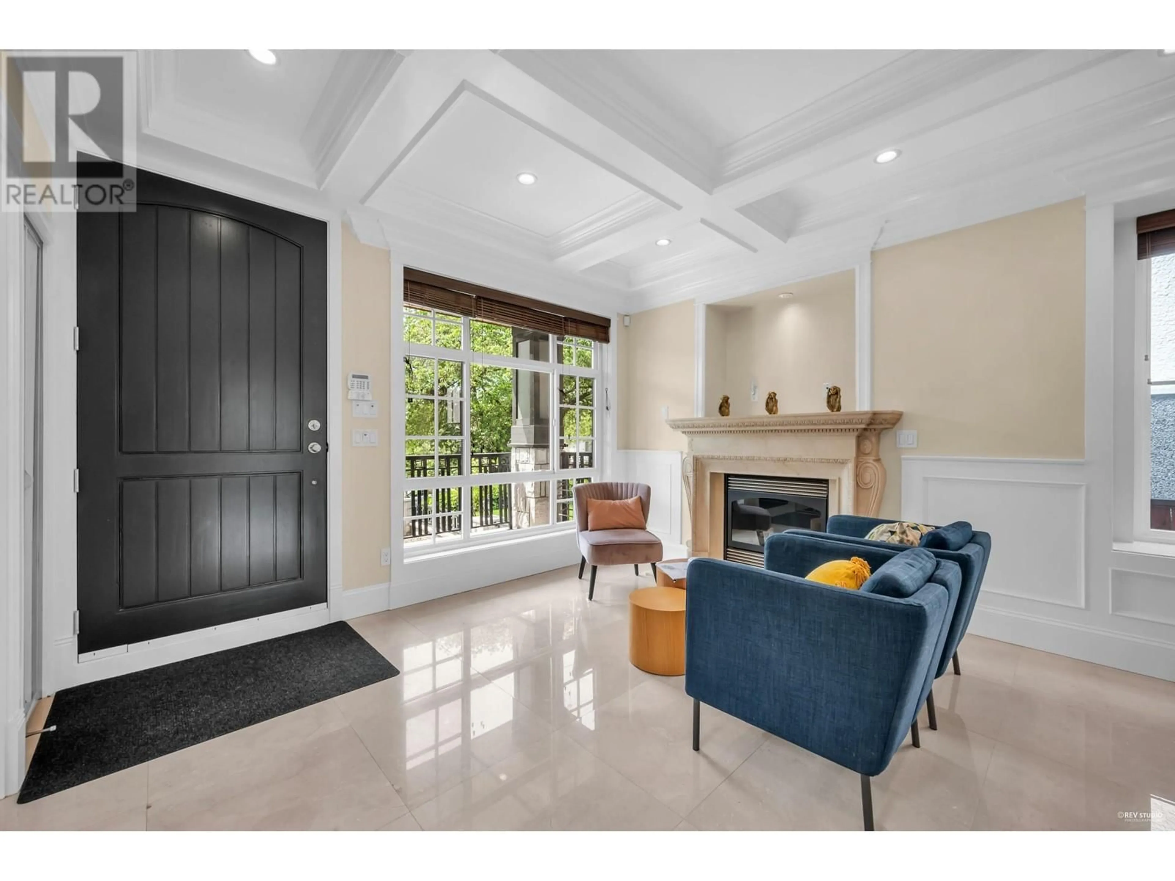Indoor entryway for 2663 6TH AVENUE, Vancouver British Columbia V5M1R4
