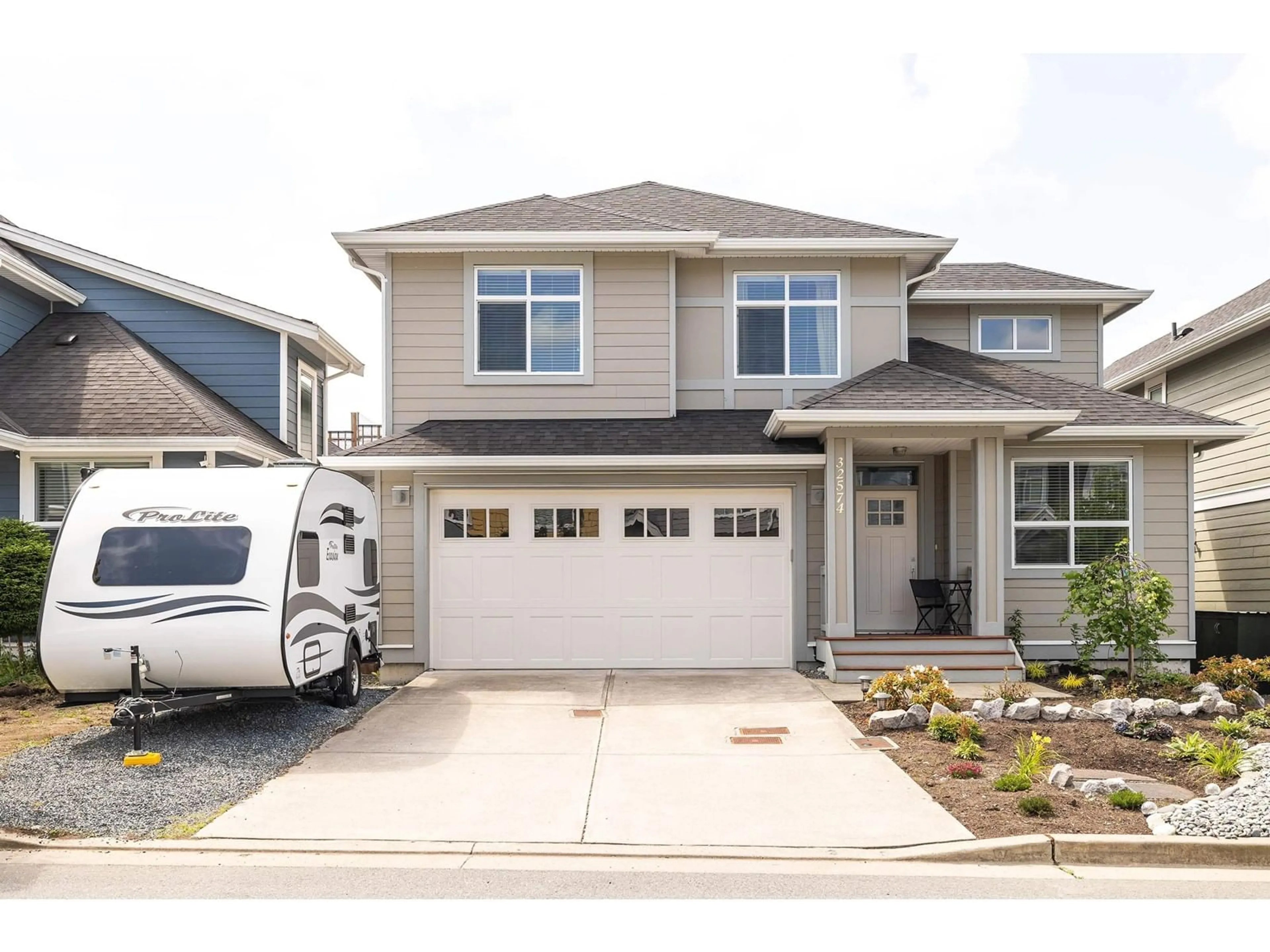 Home with vinyl exterior material, street for 32574 ROSS, Mission British Columbia V2V0G1