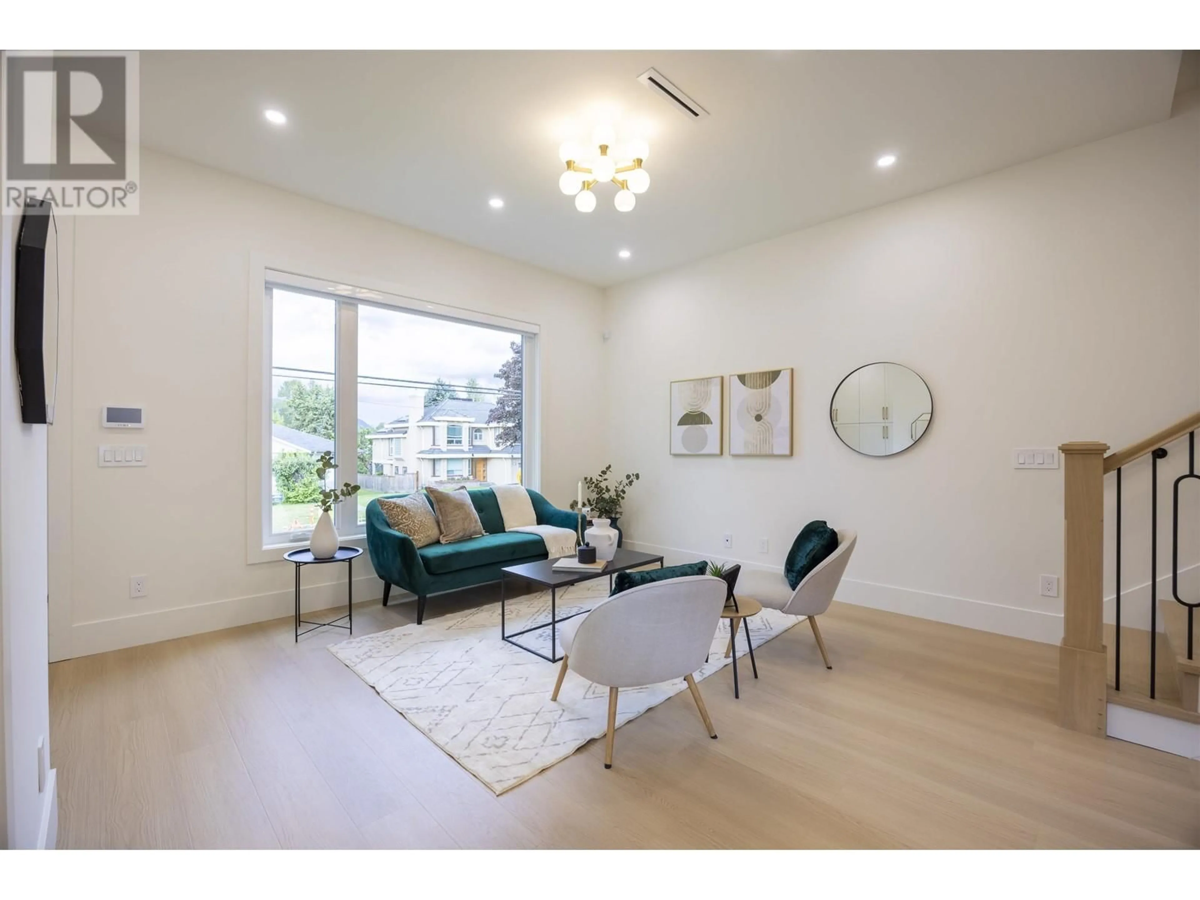 Living room with furniture, wood/laminate floor for 2 - 6950 UNION STREET, Burnaby British Columbia V5B1X5
