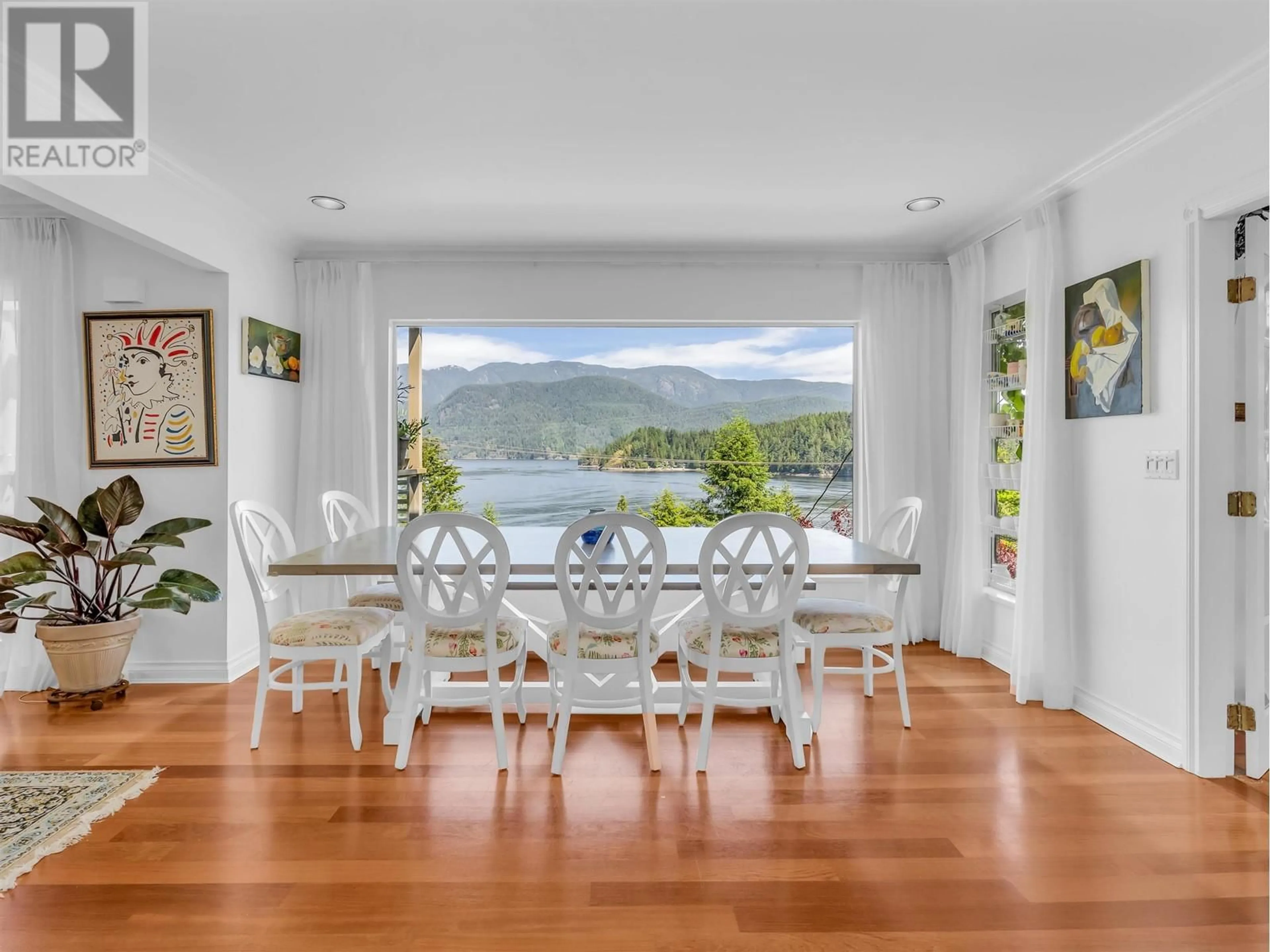 Dining room, wood/laminate floor for 1999 CARDINAL CRESCENT, North Vancouver British Columbia V7G1Y3