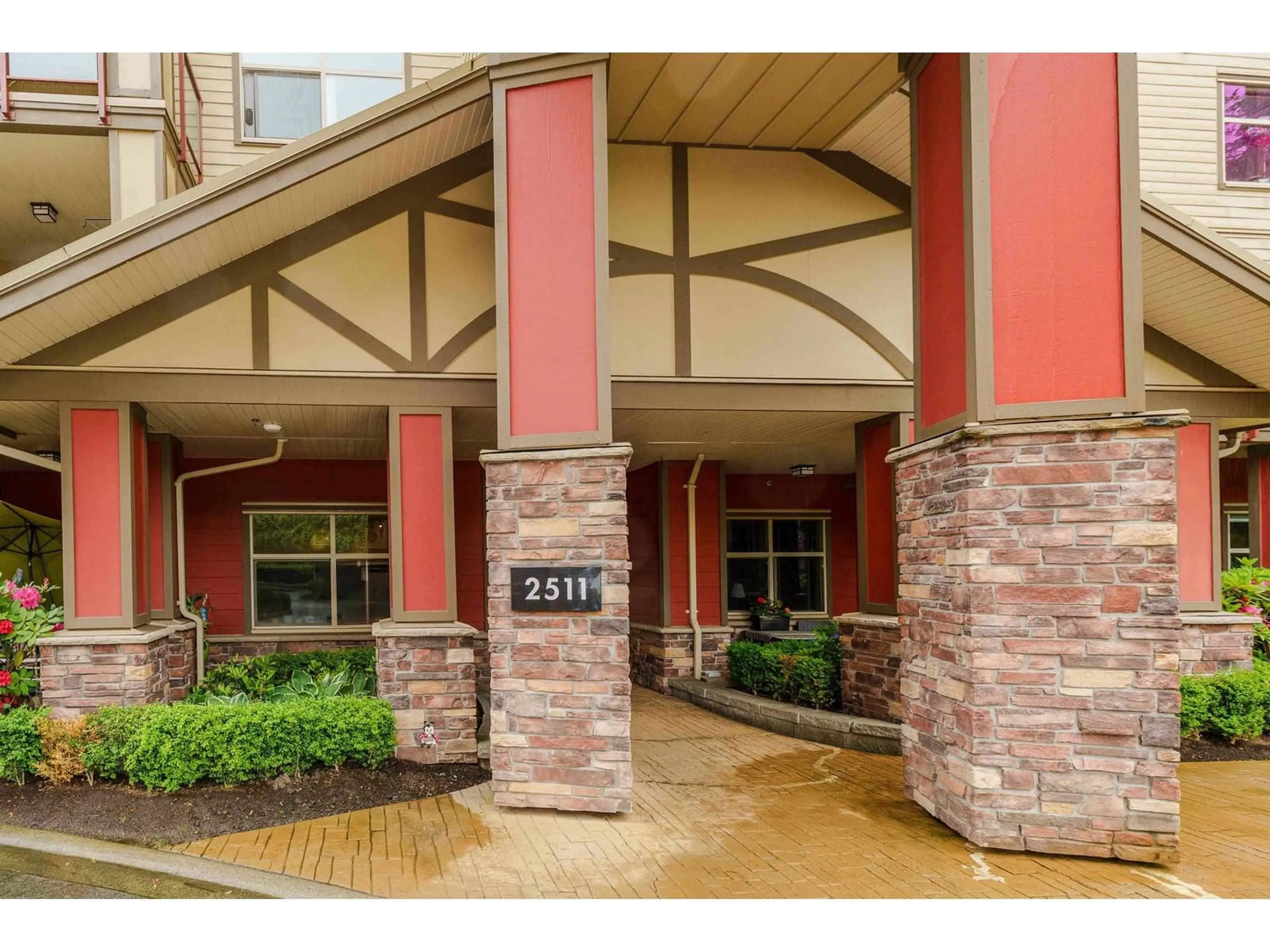 Indoor foyer for 109 - 2511 KING GEORGE, Surrey British Columbia V4P0C7