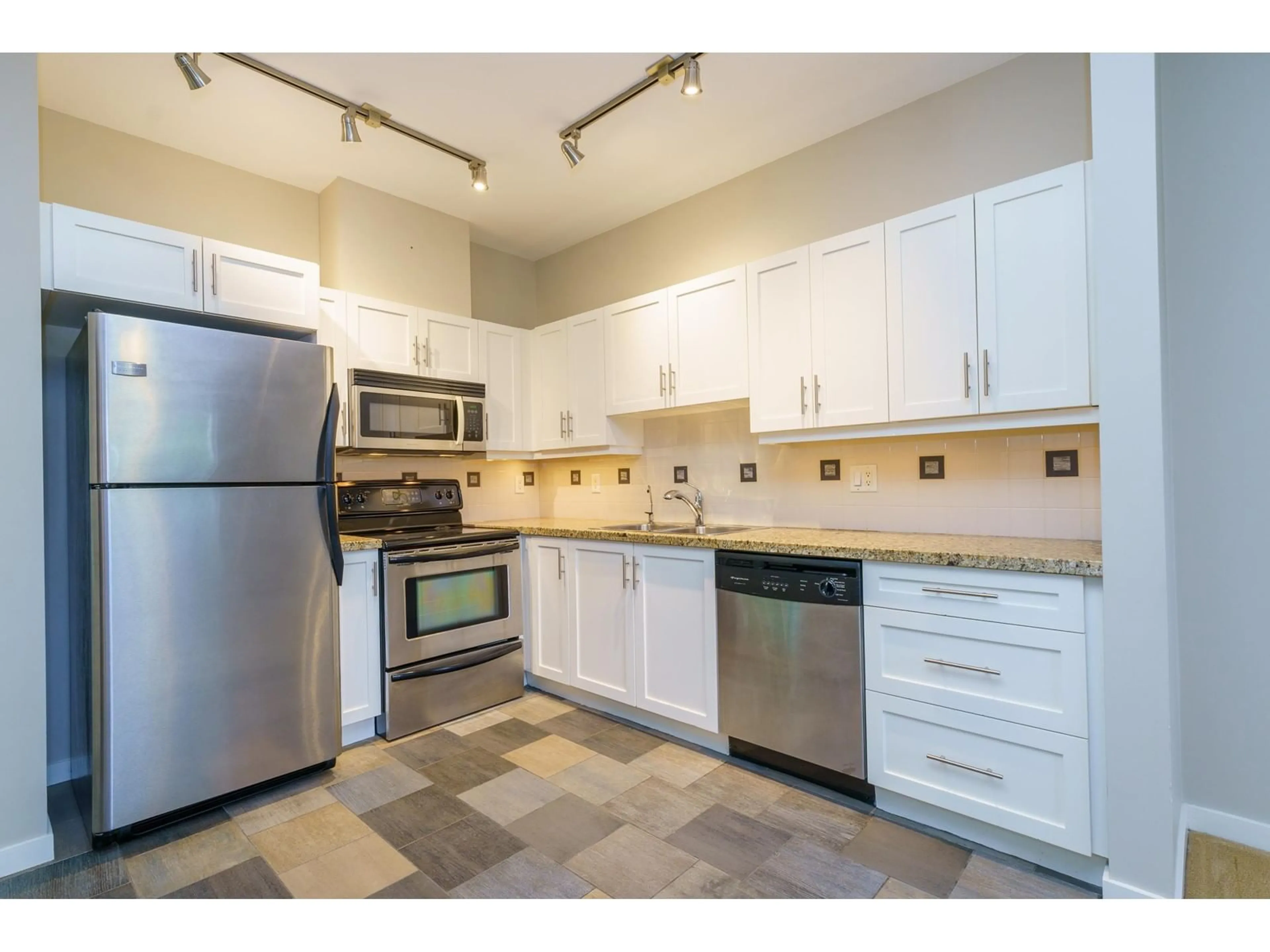 Standard kitchen, ceramic/tile floor for 109 - 2511 KING GEORGE, Surrey British Columbia V4P0C7