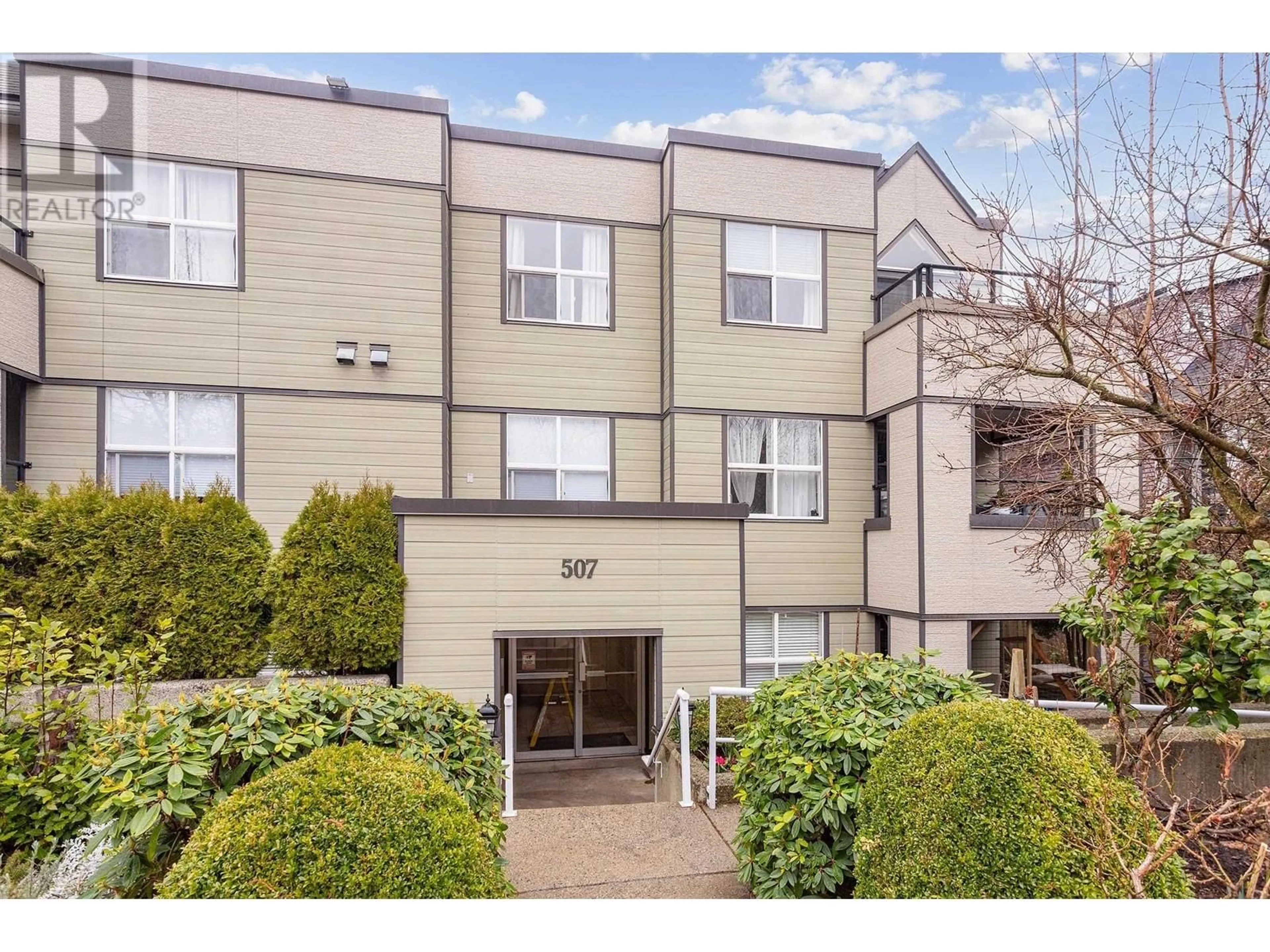 A pic from outside/outdoor area/front of a property/back of a property/a pic from drone, street for 204 - 507 6TH AVENUE, Vancouver British Columbia V5T1K9