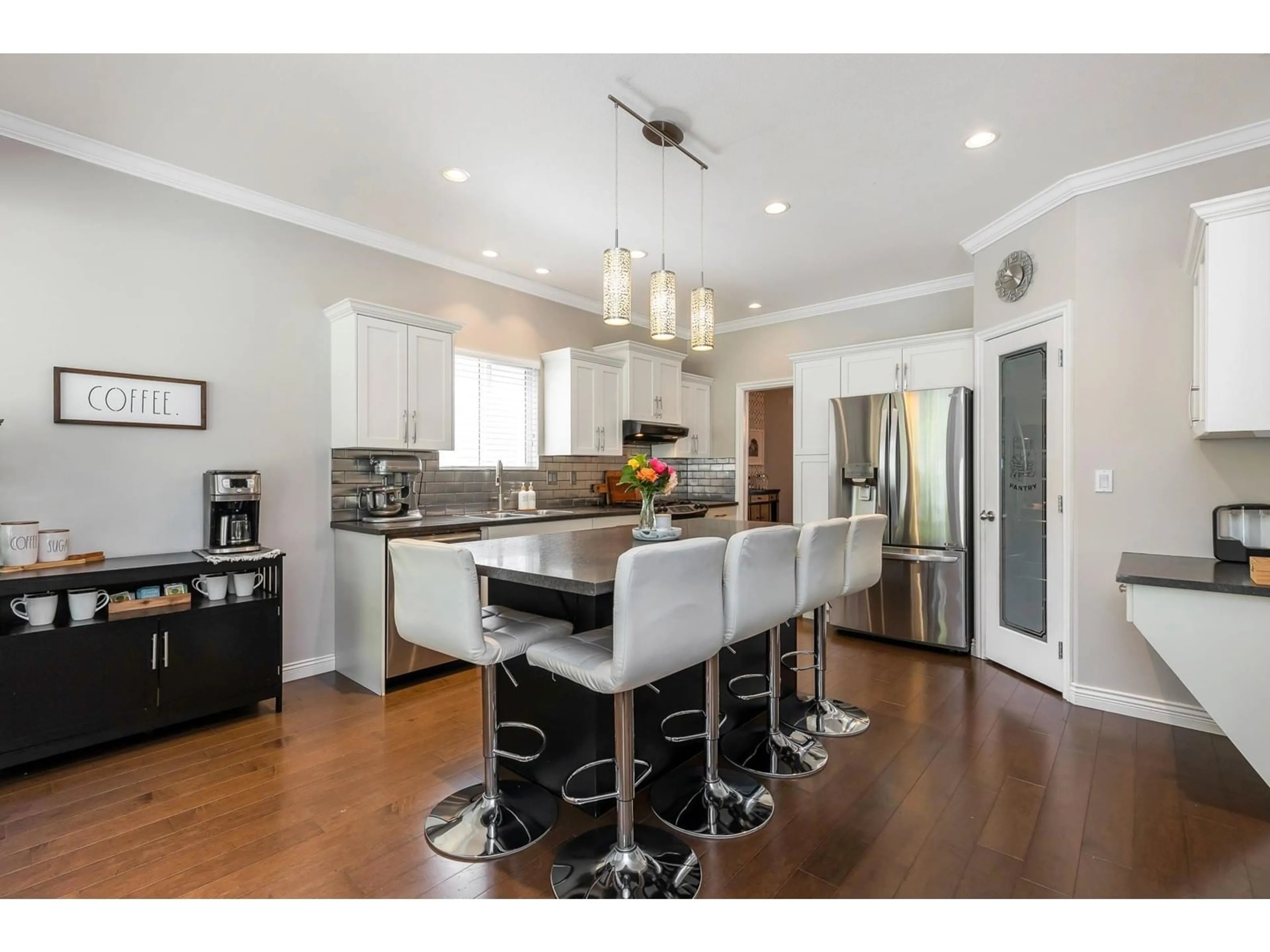 Open concept kitchen, wood/laminate floor for 3340 HARVEST, Abbotsford British Columbia V3G2Y6