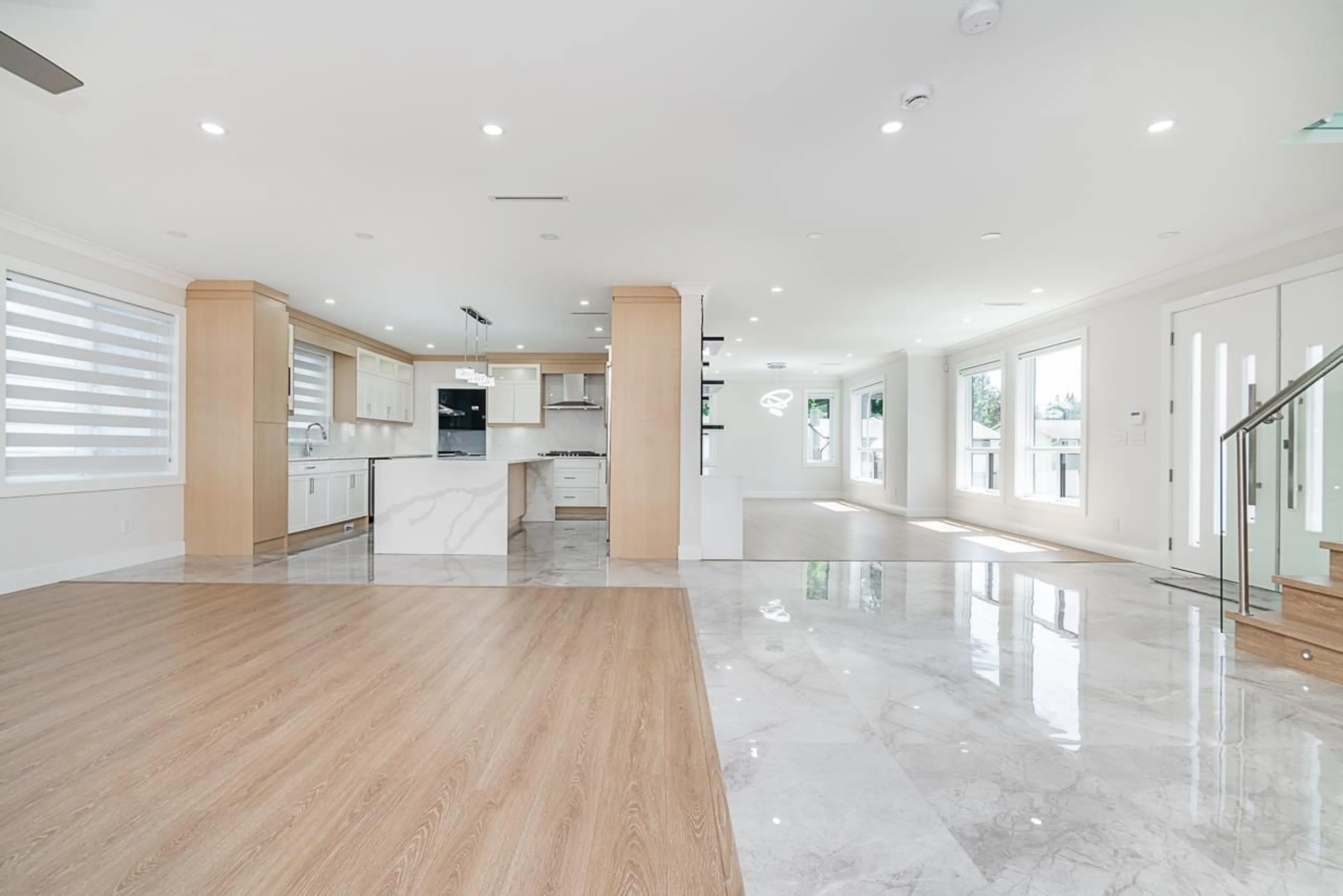 Indoor foyer for 20099 45, Langley British Columbia V3A6J1