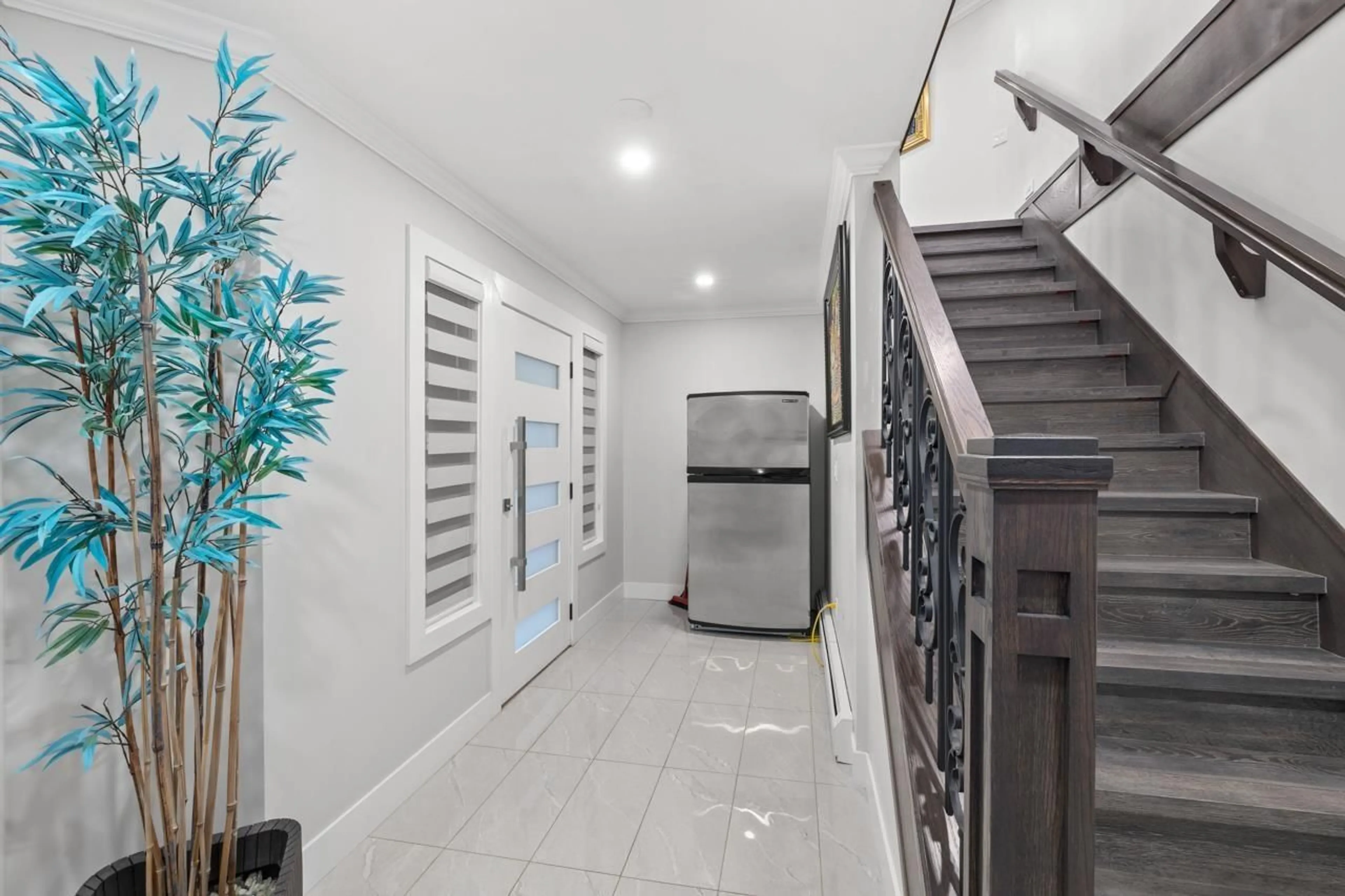 Indoor foyer for 31626 HARMONY, Abbotsford British Columbia V2T6S7