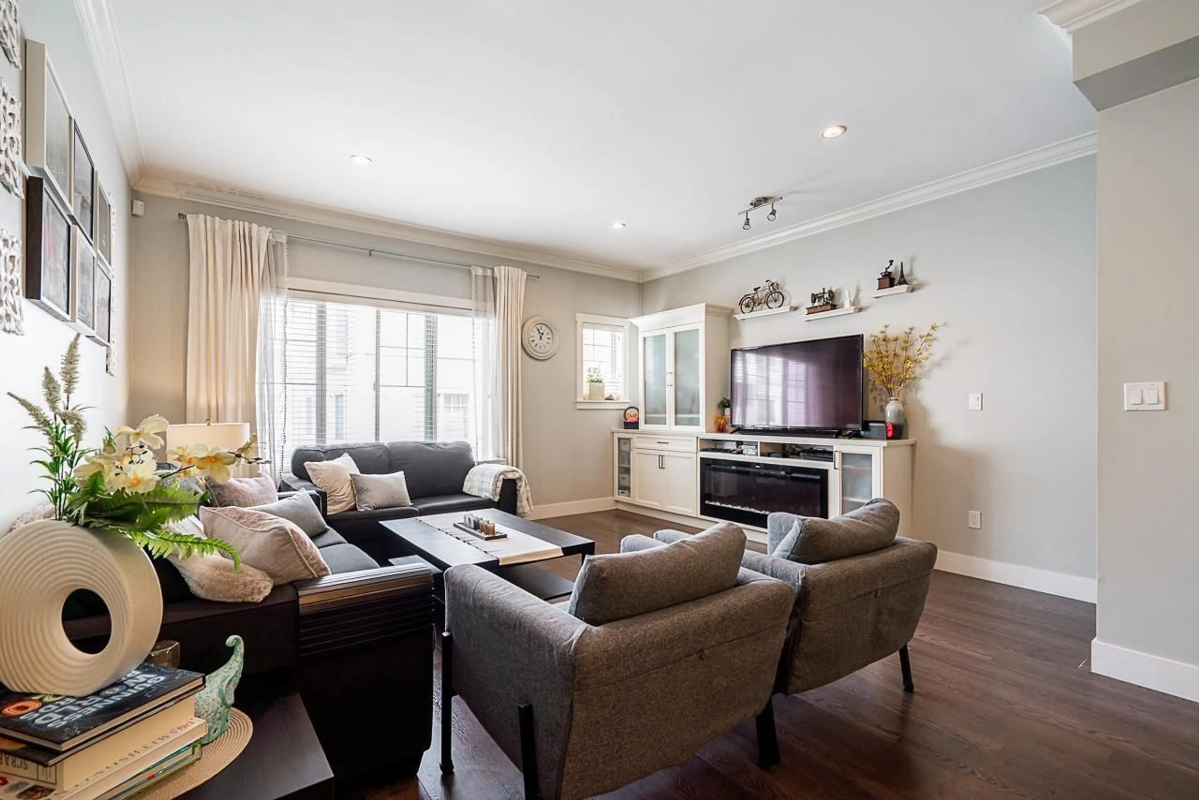 Living room with furniture, wood/laminate floor for 18 - 19097 64, Surrey British Columbia V3S6X5