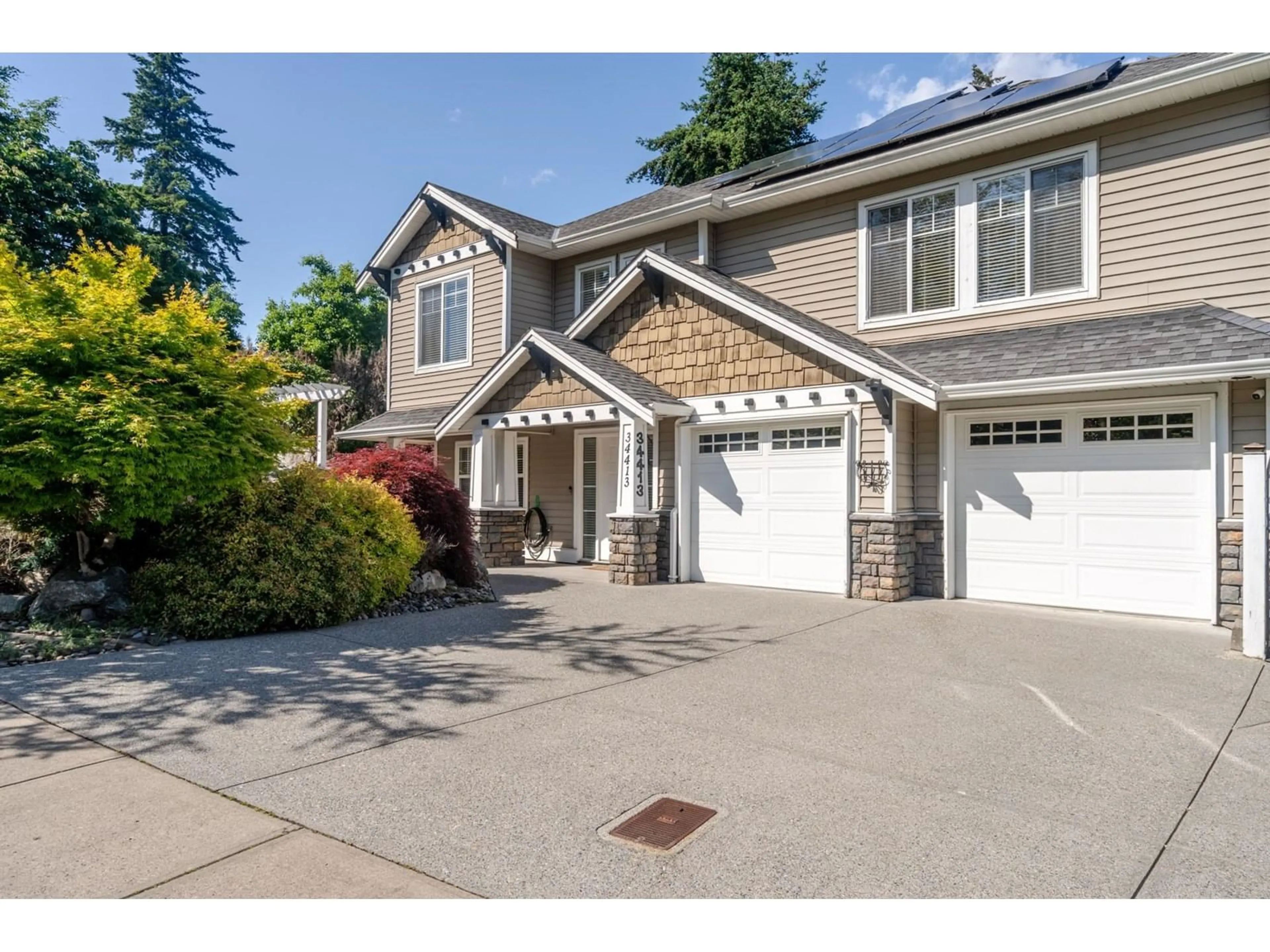 Home with vinyl exterior material, street for 34413 STONELEIGH, Abbotsford British Columbia V2S8N4