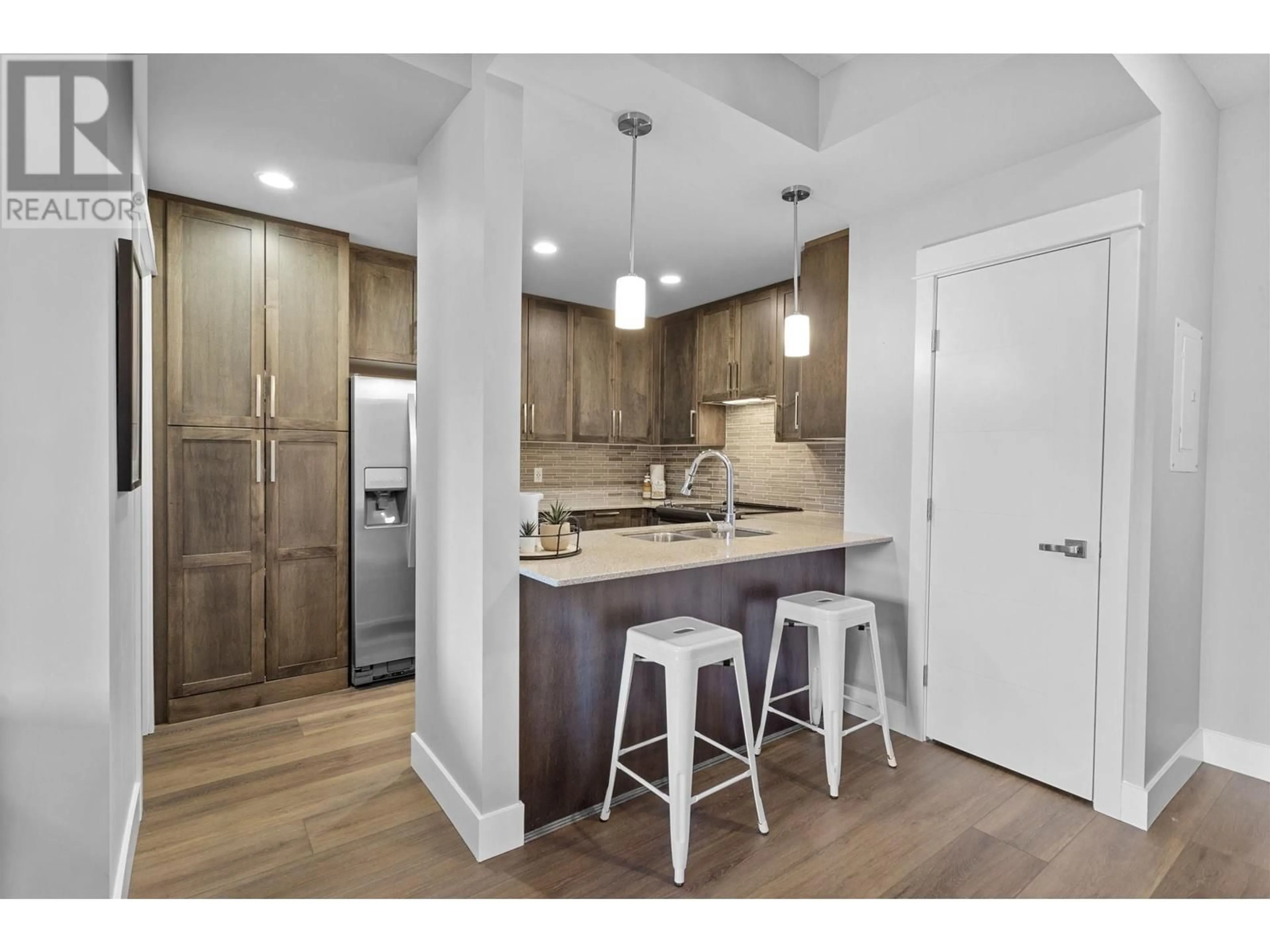 Open concept kitchen, wood/laminate floor for 402 - 2495 WILSON AVENUE, Port Coquitlam British Columbia V3C0E4