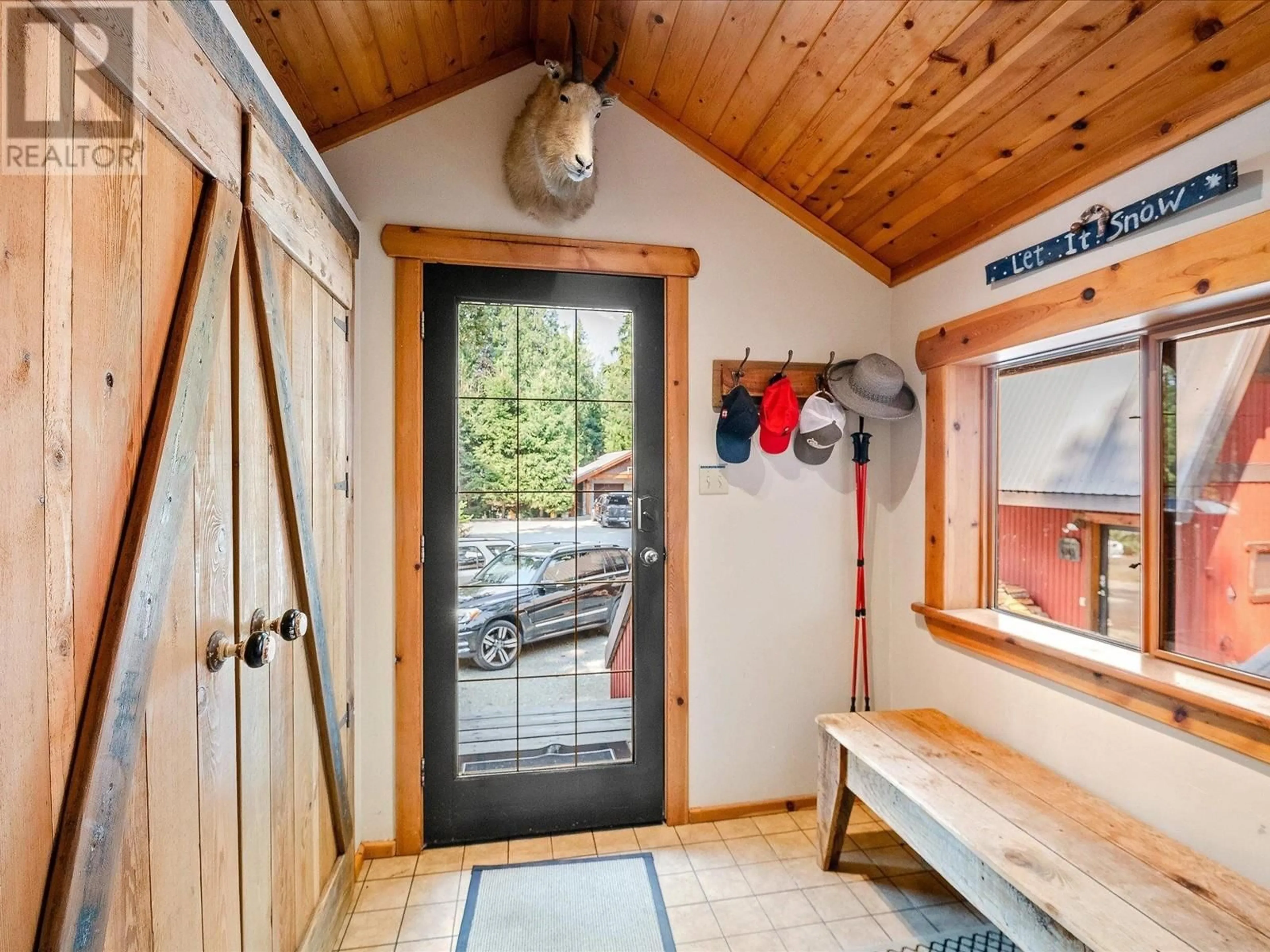 Indoor entryway for 6554 BALSAM WAY, Whistler British Columbia V8E0C5