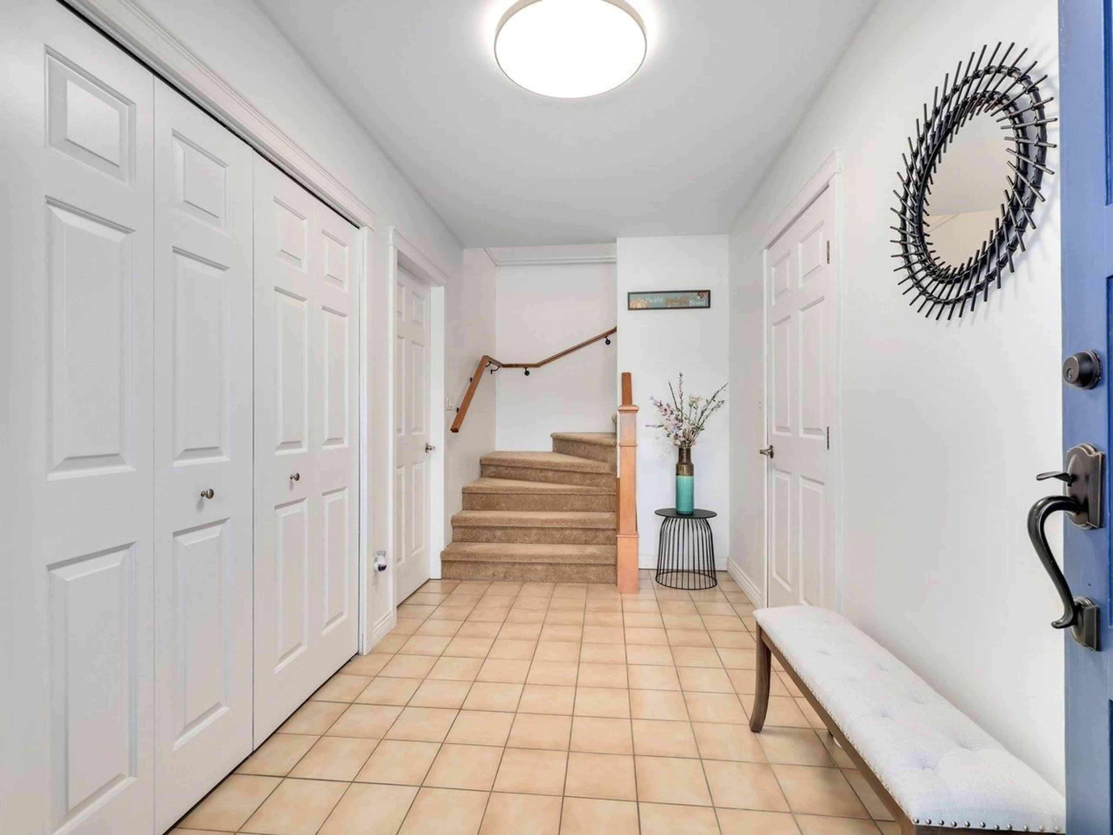 Indoor entryway for 14084 17B, Surrey British Columbia V4A6S8