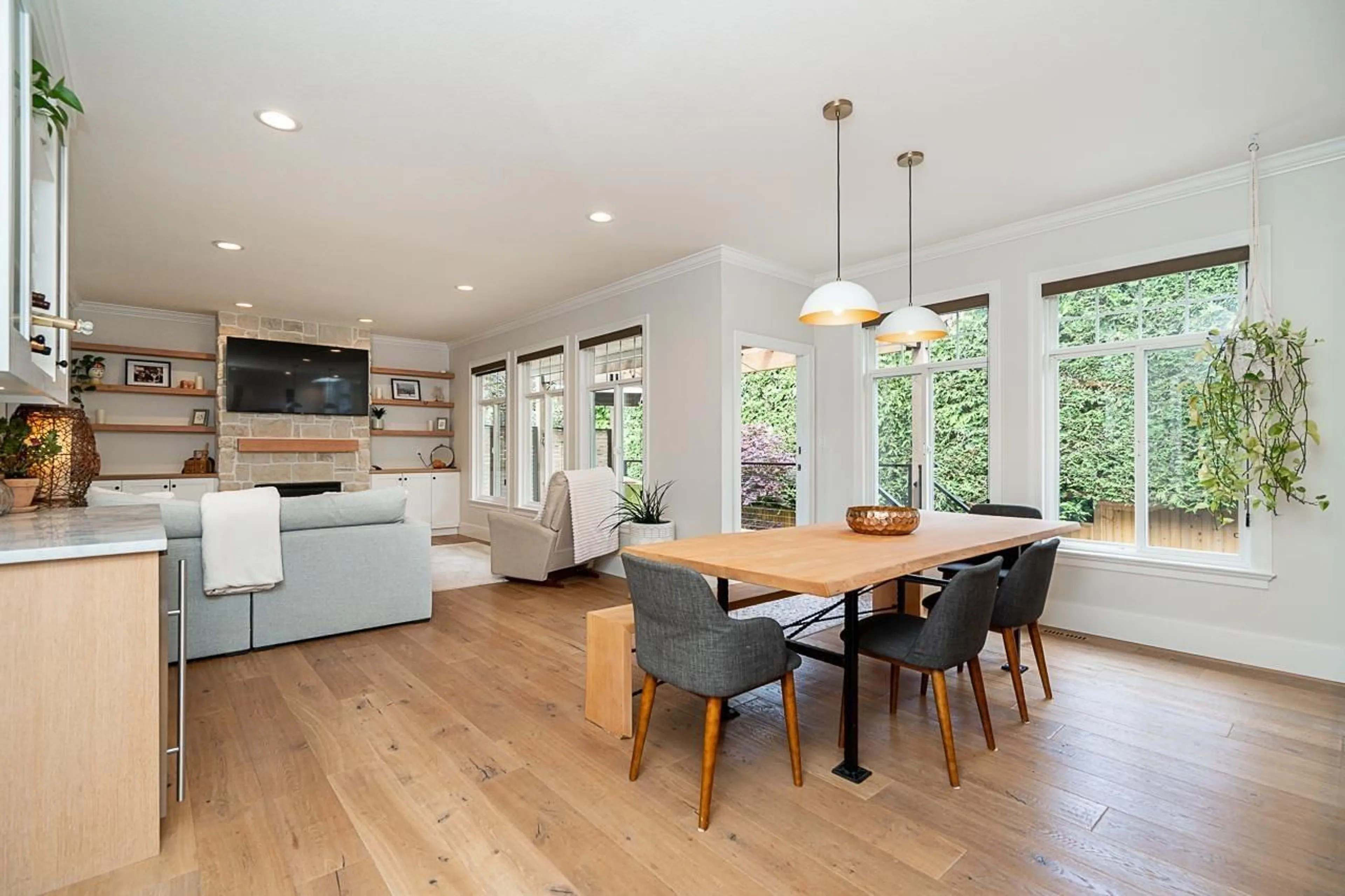 Open concept kitchen, wood/laminate floor for 15535 36B, Surrey British Columbia V3Z0H1