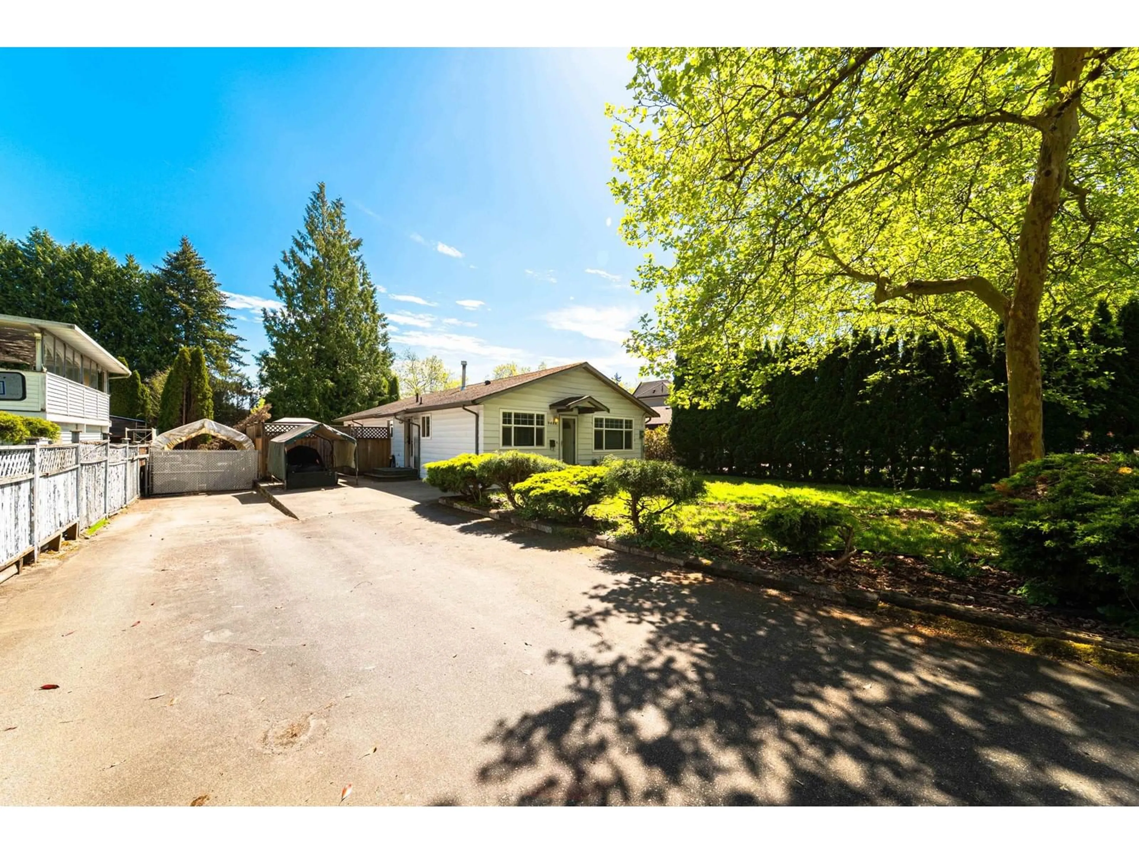 A pic from outside/outdoor area/front of a property/back of a property/a pic from drone, street for 9484 133A, Surrey British Columbia V3V6P4