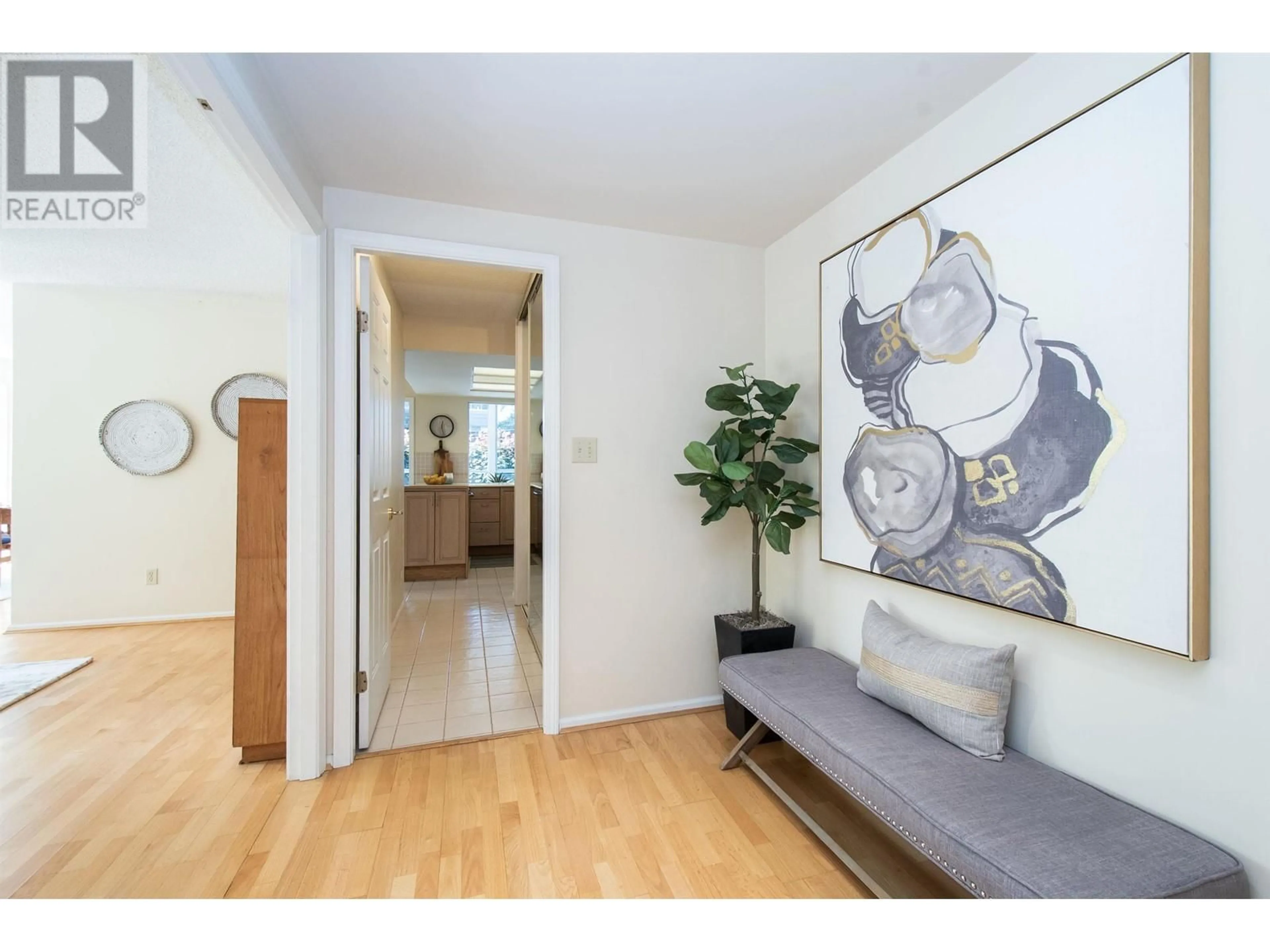 Indoor entryway for 1 - 1717 DUCHESS AVENUE, West Vancouver British Columbia V7V1P8