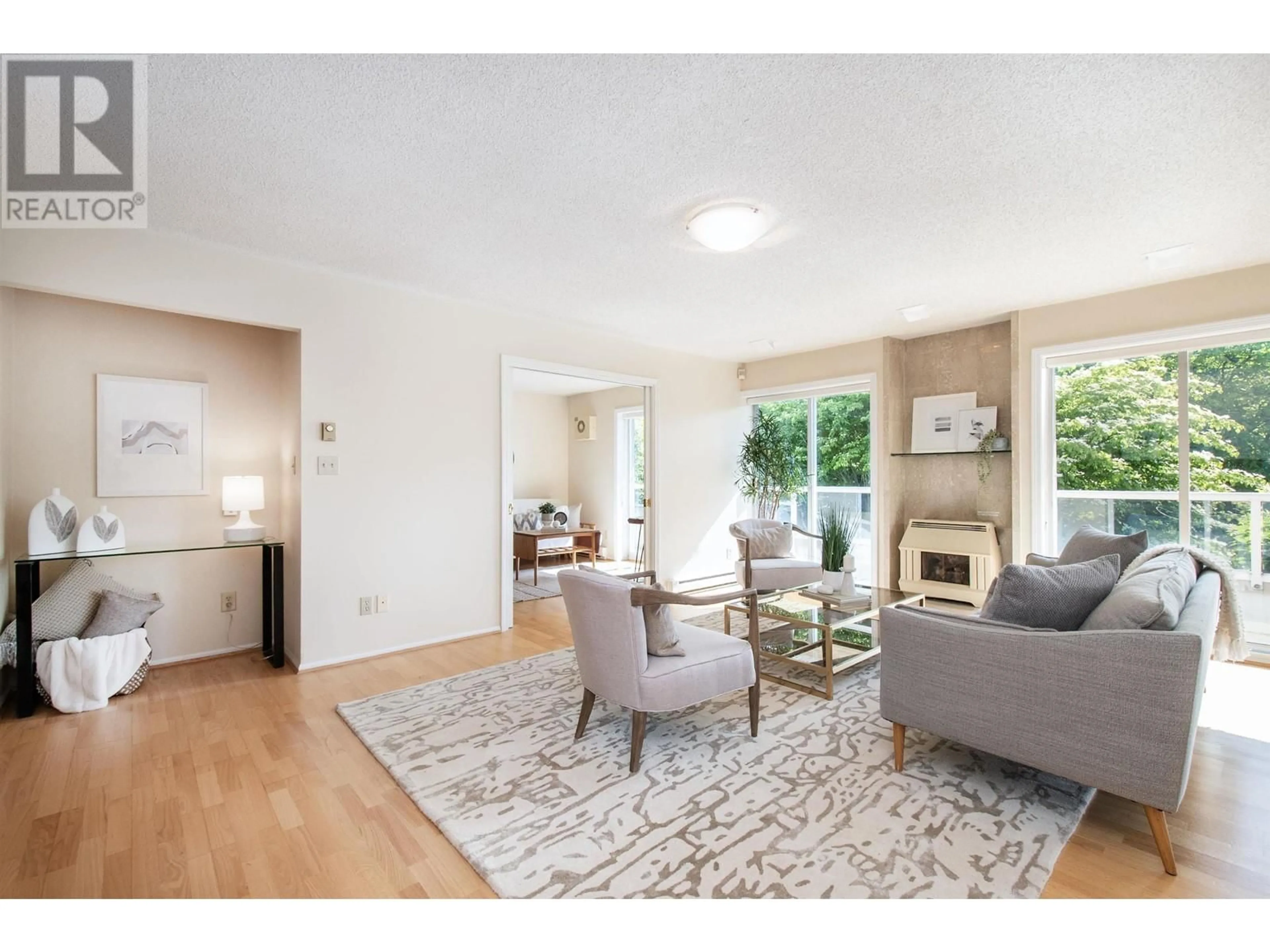 Living room with furniture, wood/laminate floor for 1 - 1717 DUCHESS AVENUE, West Vancouver British Columbia V7V1P8